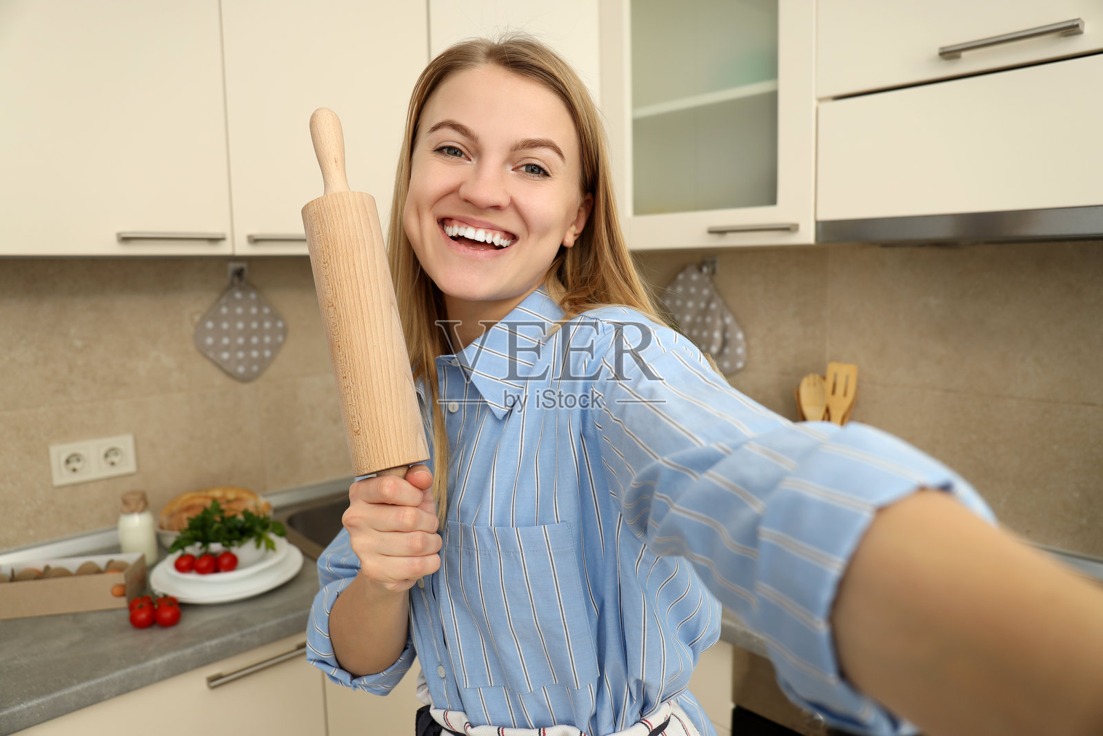 吸引人的年轻女性烹饪的概念照片摄影图片
