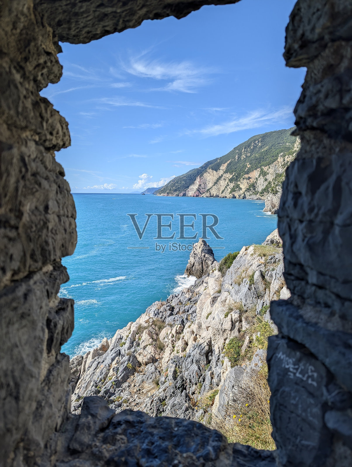 框架之美:透过石窗看利古里亚海照片摄影图片