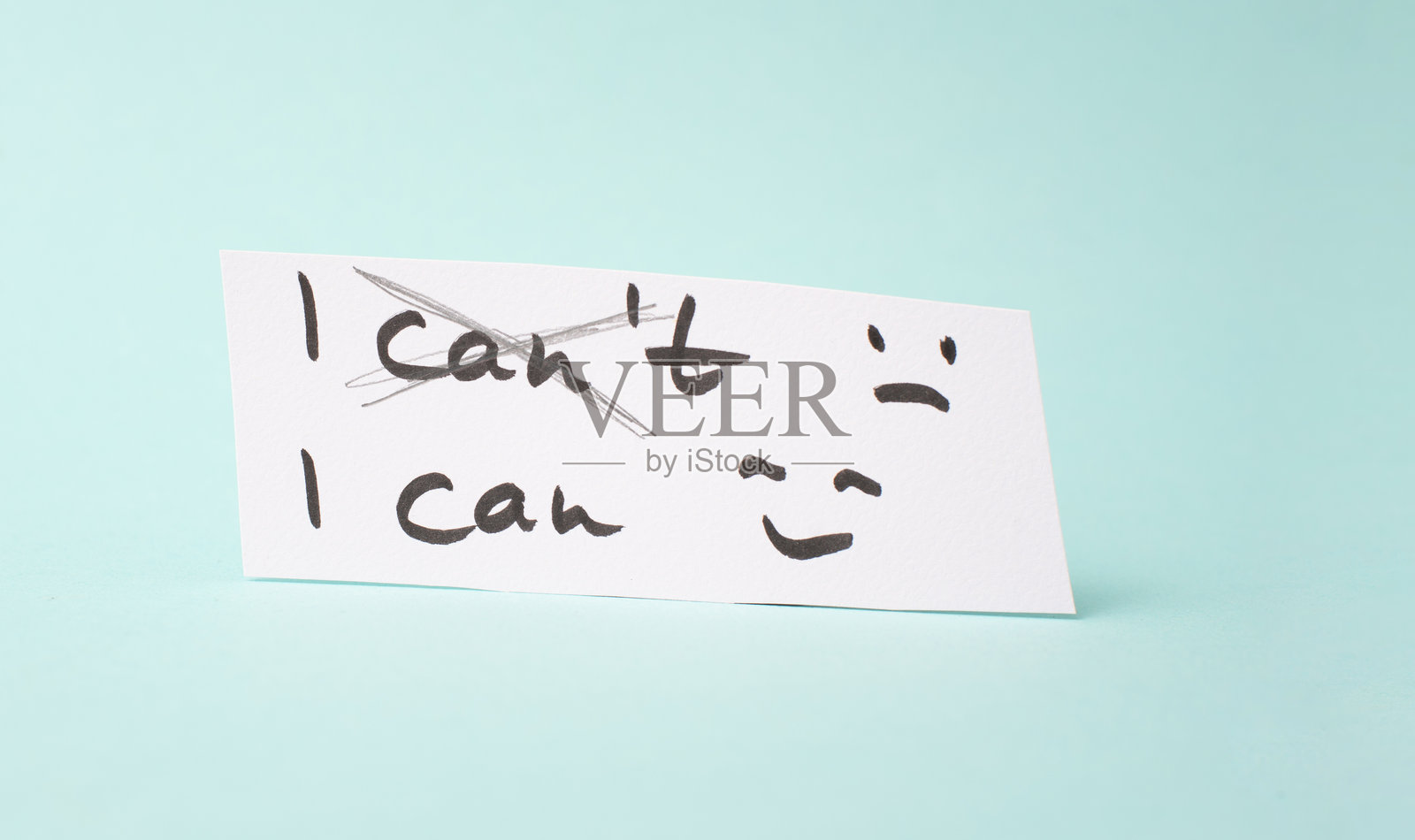 “不能”这个词写在纸上,拥有目标,积极思考,做一个乐观主义者,去做,自信,快乐与悲伤的面孔照片摄影图片