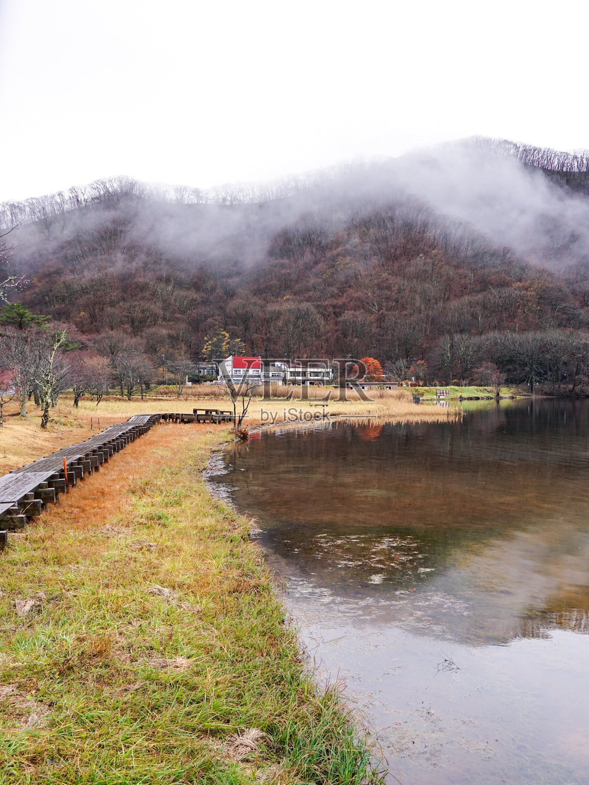 秋季雾气弥漫的榛名湖风景(日本群马县高崎市榛名湖町)照片摄影图片