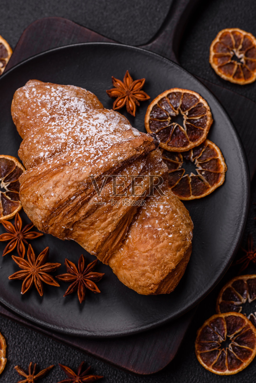 美味酥脆的巧克力甜可颂照片摄影图片