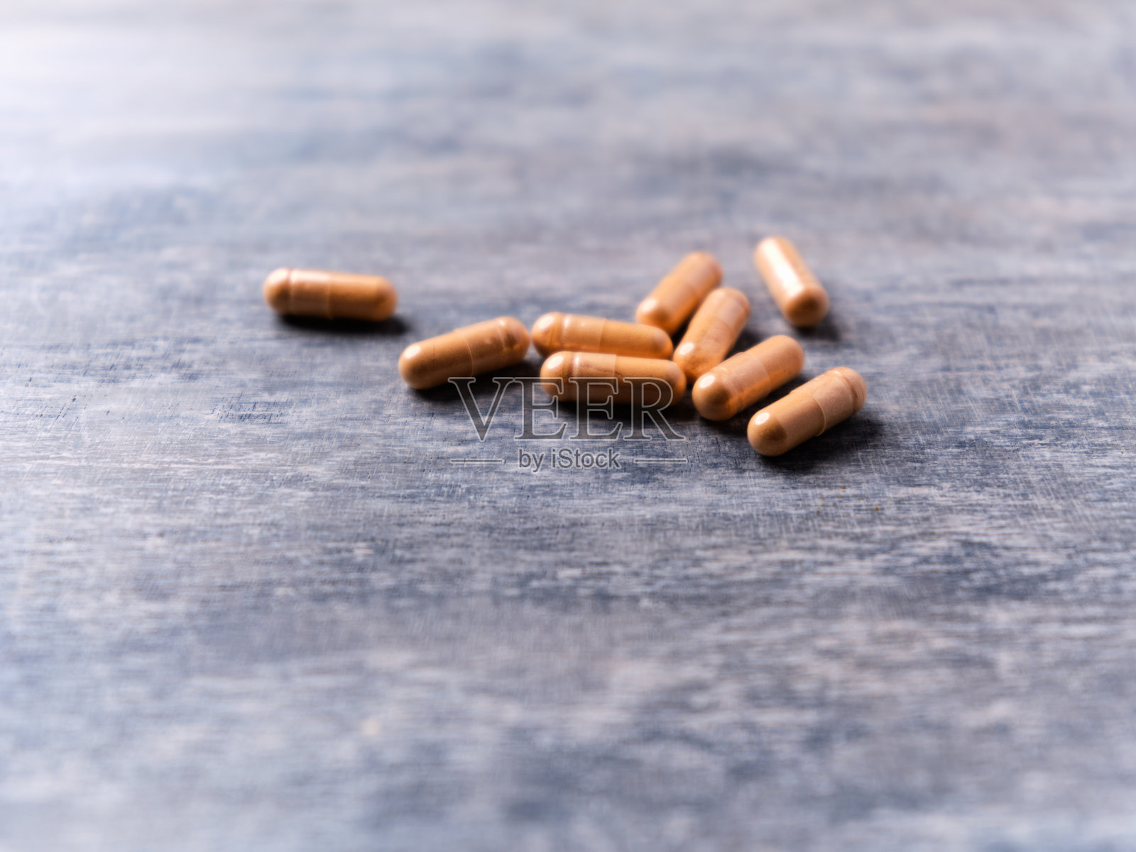 木制背景下的叶黄素胶囊膳食补充剂照片摄影图片