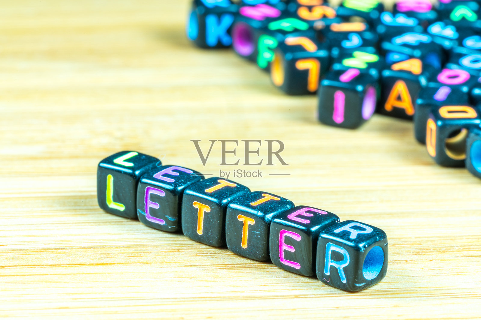 高角度视图的字母积木在桌子上照片摄影图片