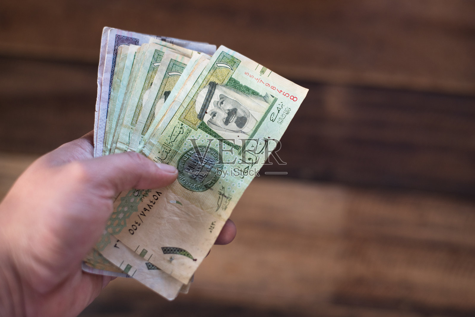 手握纸币的特写镜头照片摄影图片