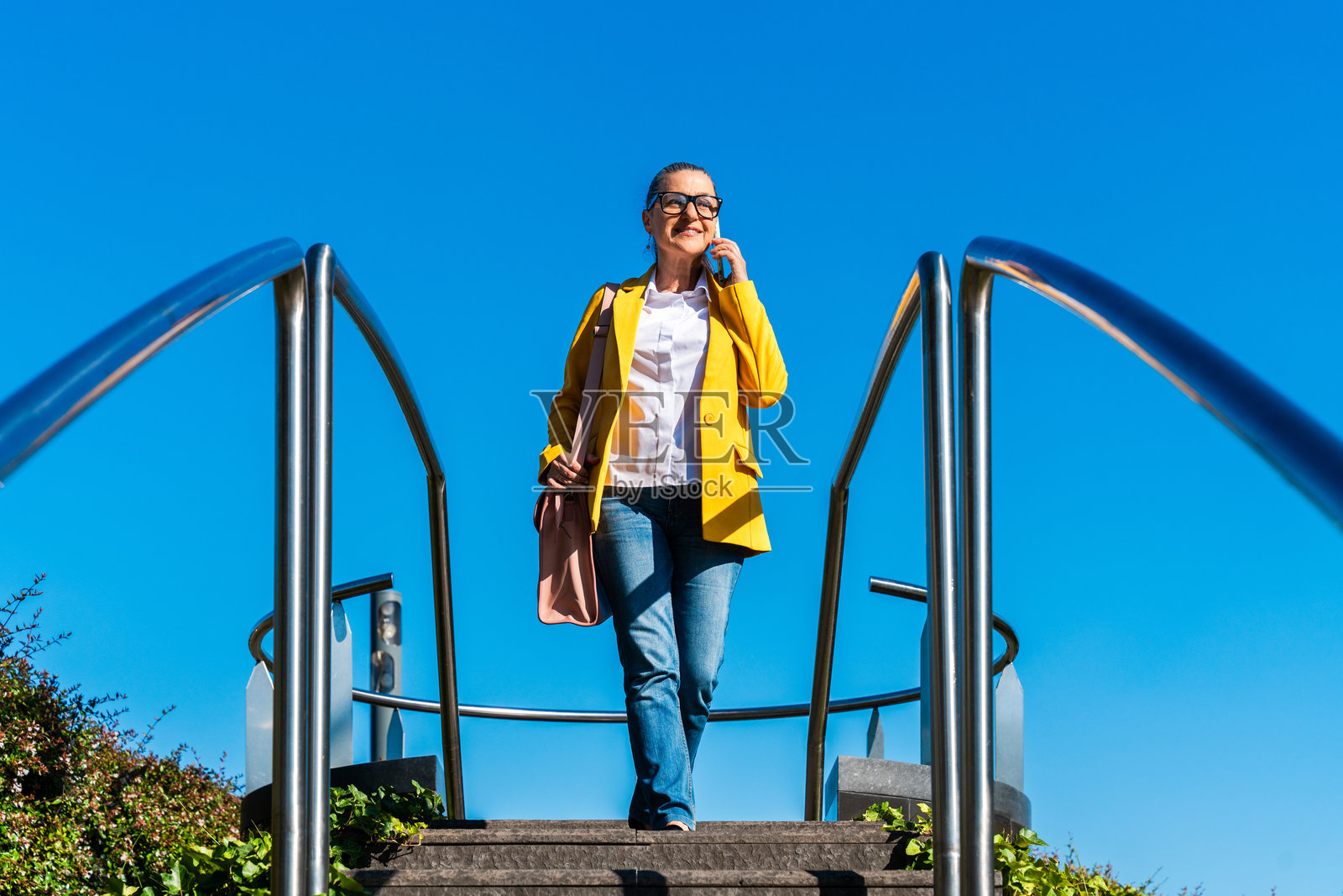 身穿商务休闲服装的资深女商人在城市中照片摄影图片