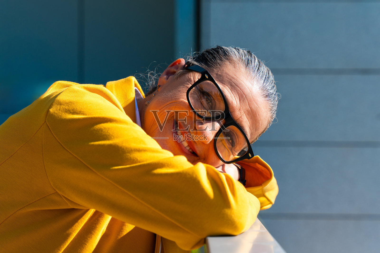 在城市里穿着商务休闲装的年长女商人照片摄影图片