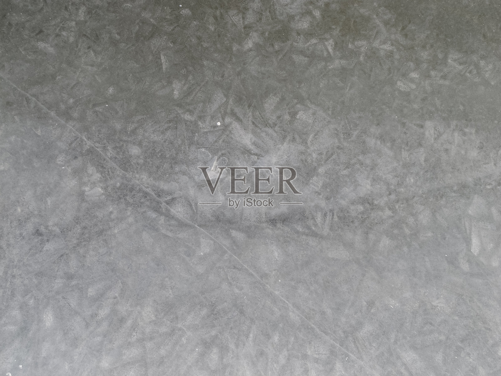 一条被雪覆盖的河流,冰面上留有脚印,营造出冬季冒险与清新的氛围。照片摄影图片