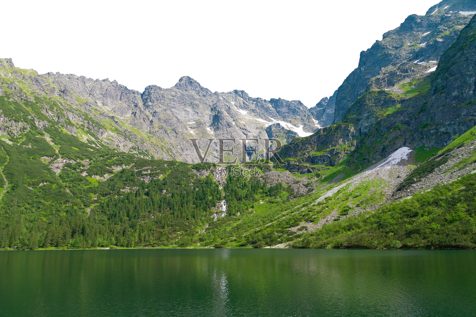 美丽的山间湖泊。夏季的山地风景。白色背景下的孤立景象。照片摄影图片