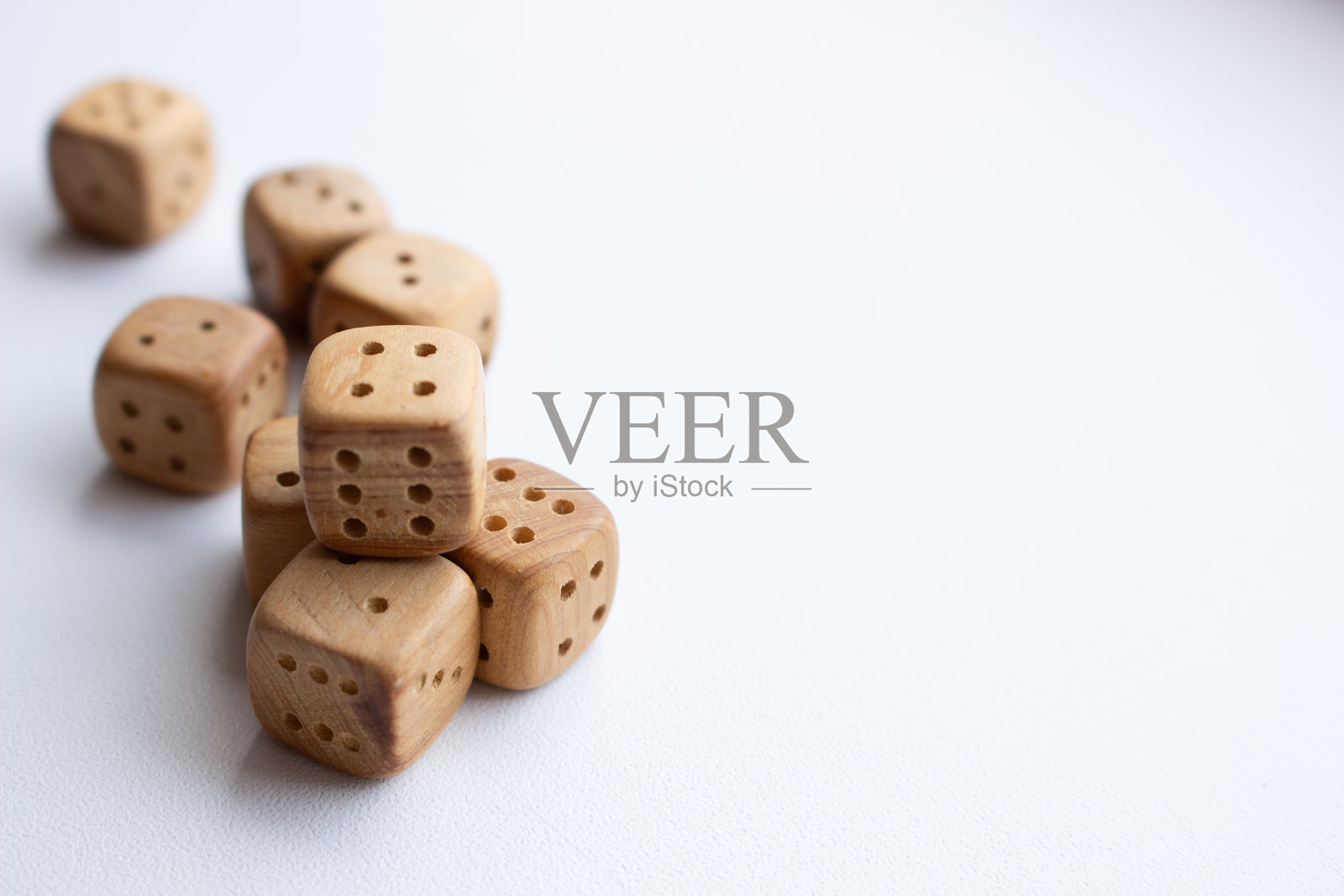木制骰子照片摄影图片