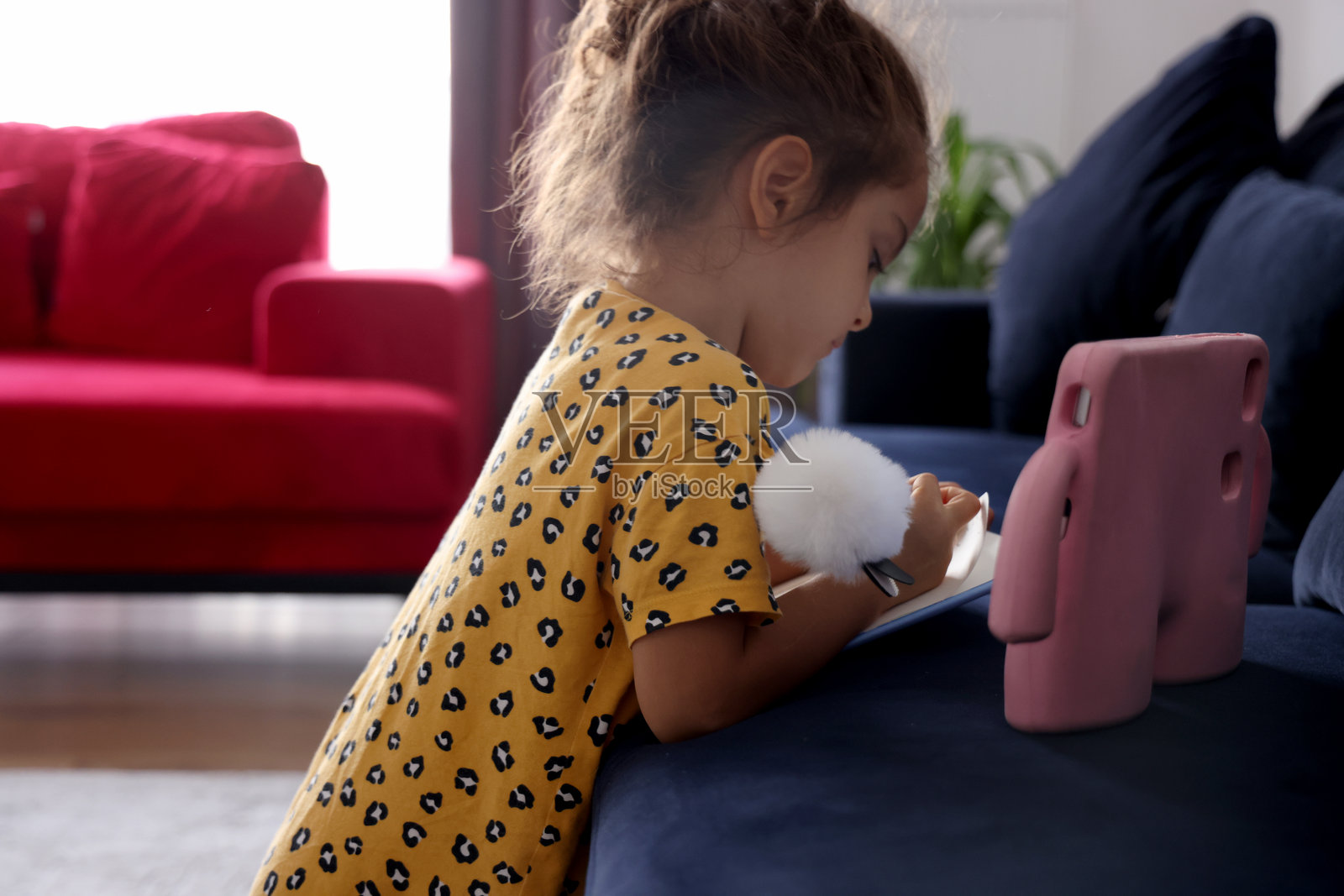 小女孩学习写字照片摄影图片