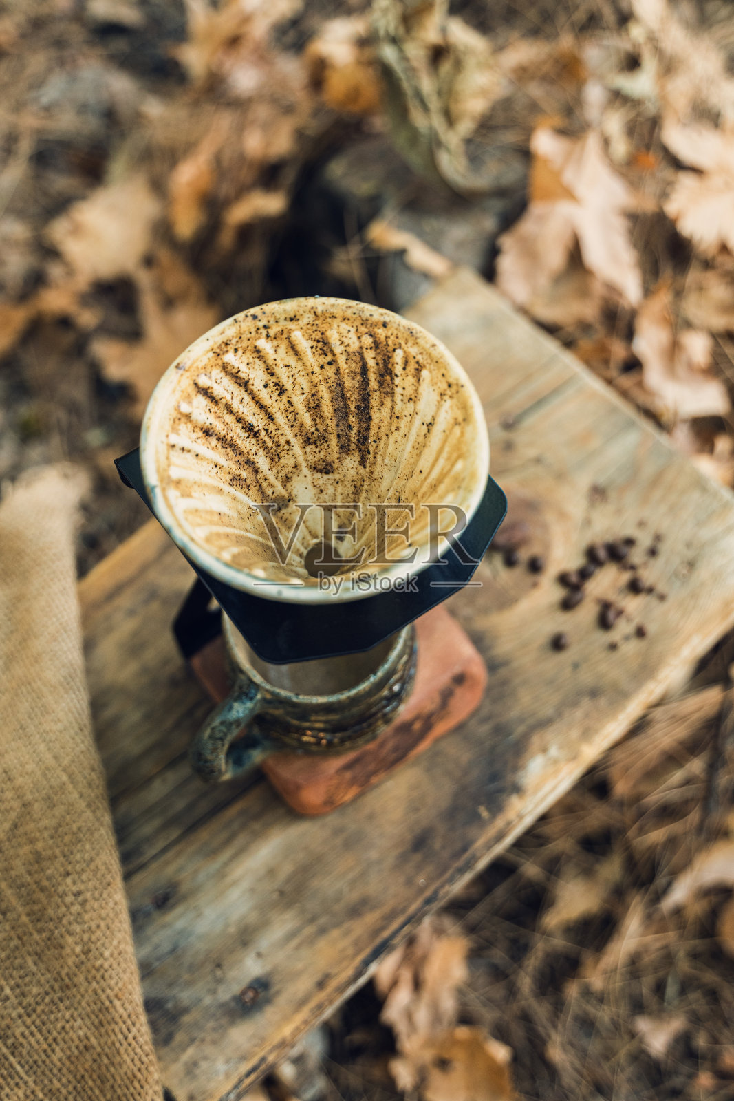 木桌上的陶瓷咖啡滤器俯视图照片摄影图片