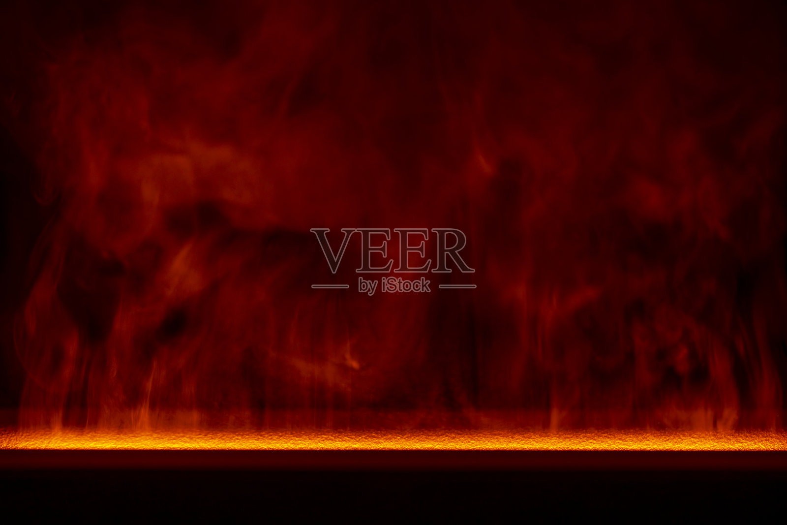 黑色背景下加湿器喷出的红色水雾特写照片摄影图片