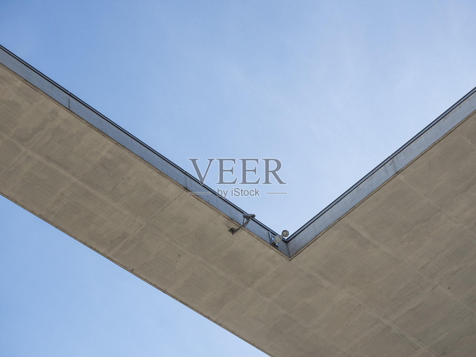 仰视角度拍摄的建筑物,背景是蓝天照片摄影图片