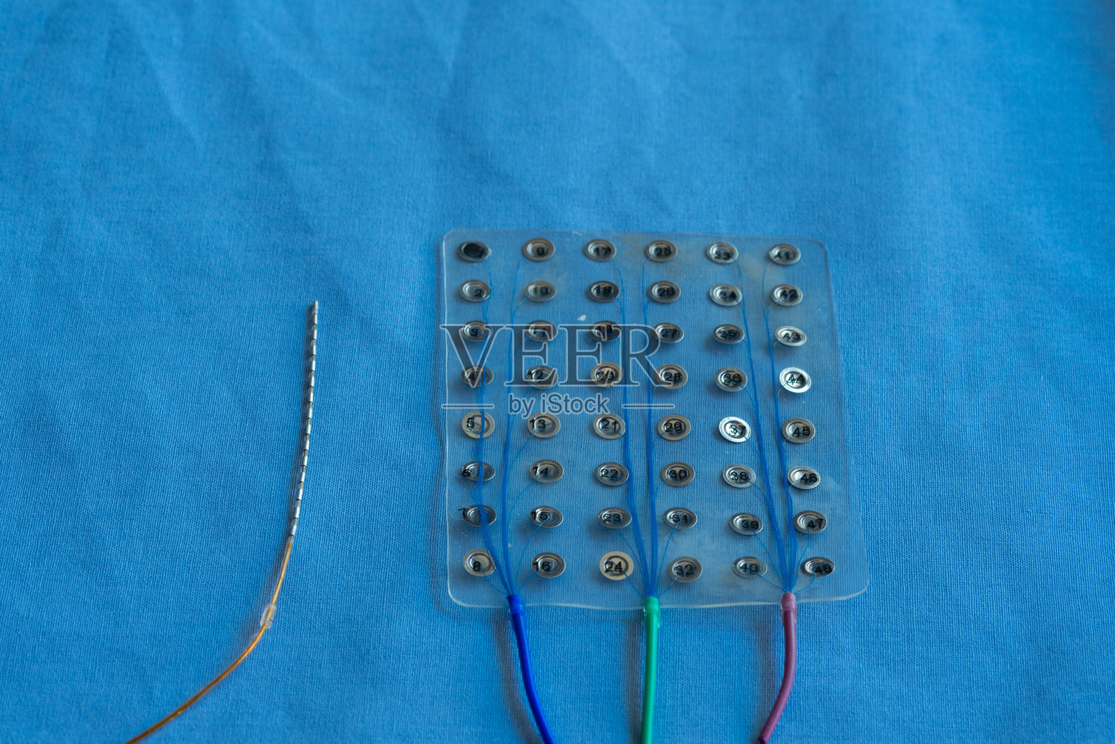 硬膜下栅网和脑电图电极导线照片摄影图片