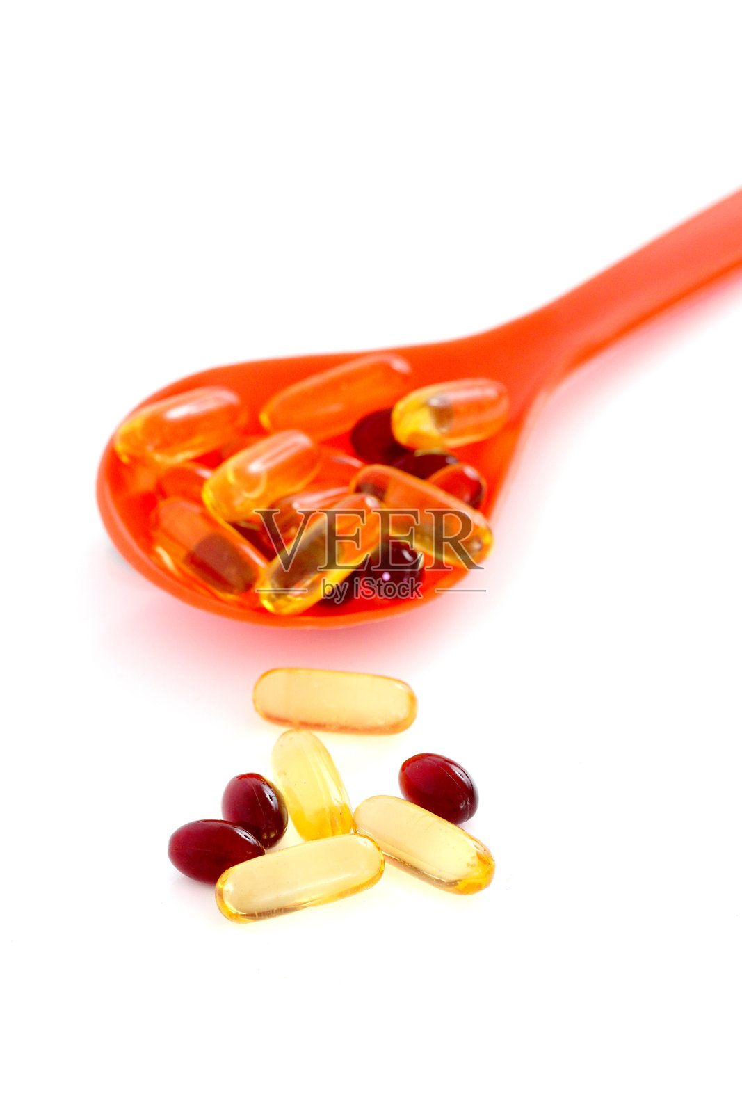 白色背景上的塑料勺子里的药物特写照片摄影图片