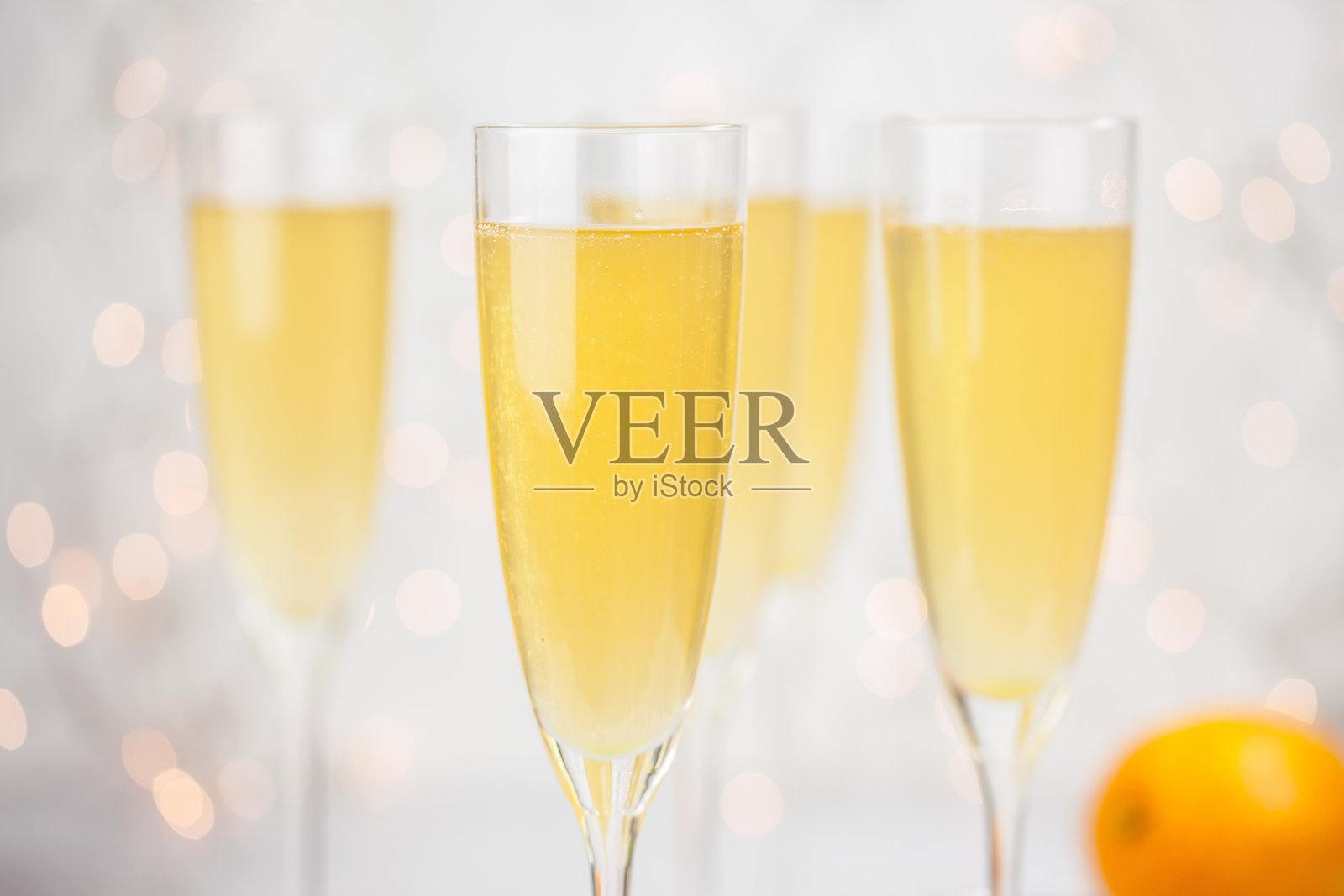 桌子上的饮料特写照片摄影图片