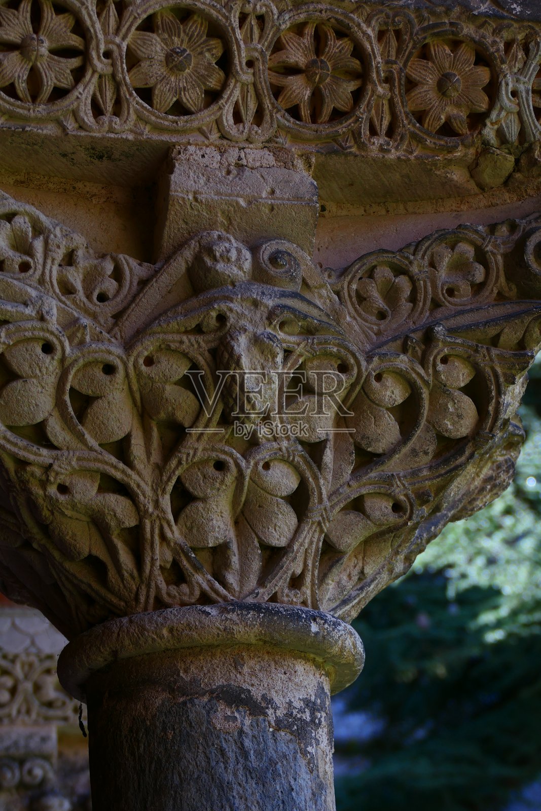 莫伊萨克圣皮埃尔修道院回廊的罗曼式柱头,12世纪,塔恩-加龙省照片摄影图片