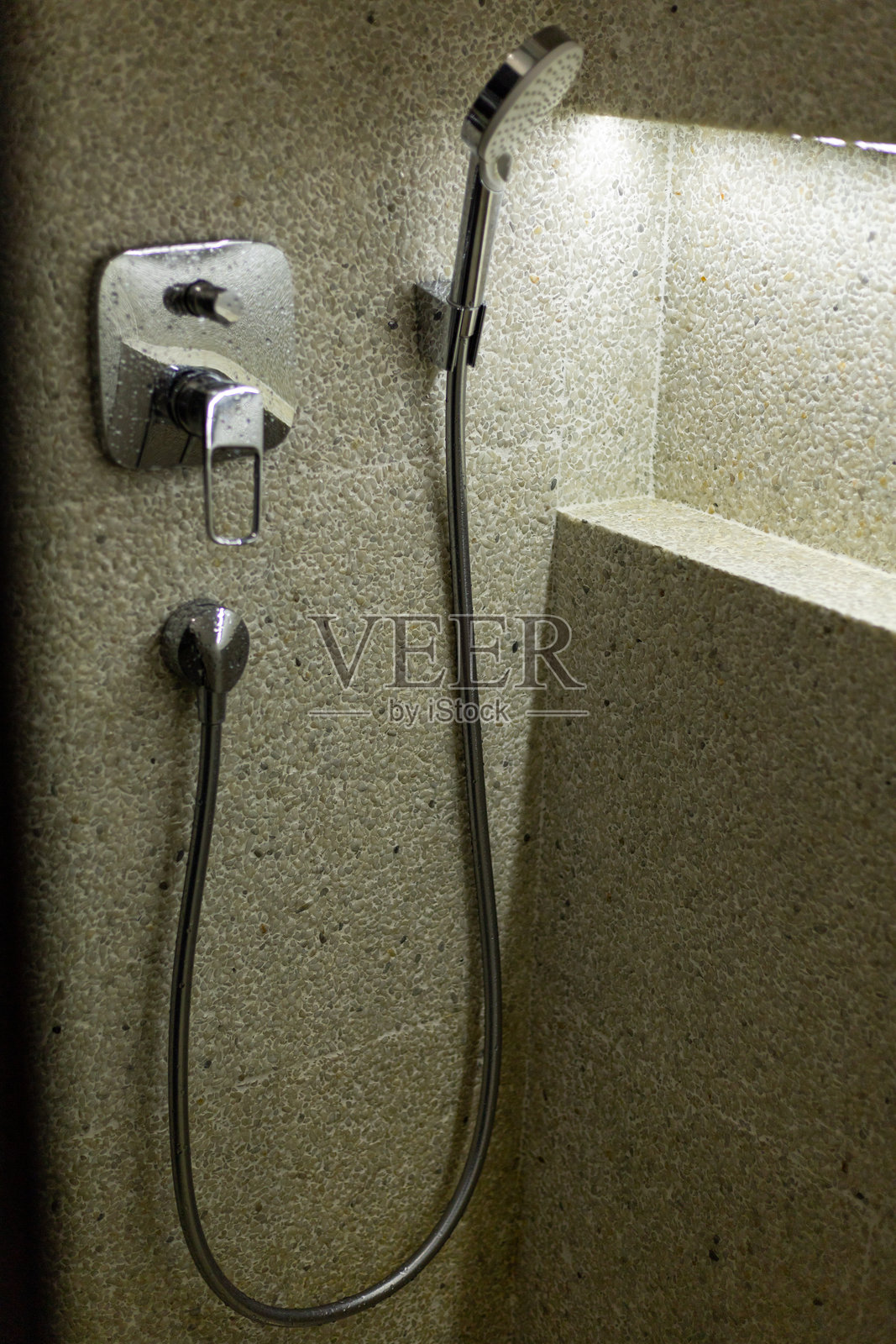 墙上的淋浴和水龙头照片摄影图片