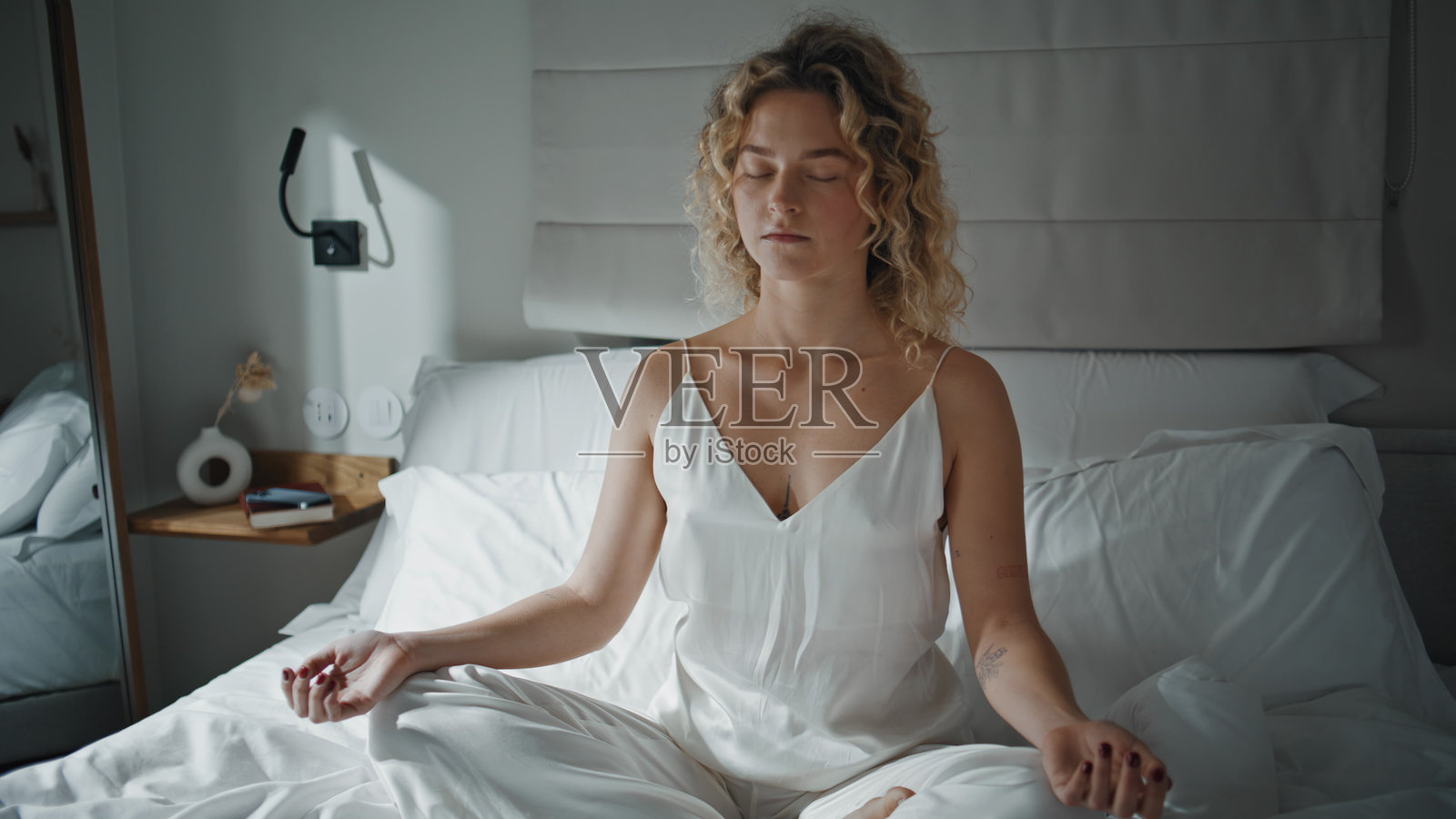 在宁静的早晨,女子瑜伽师在家中练习。特写镜头下,女孩闭着眼睛。照片摄影图片