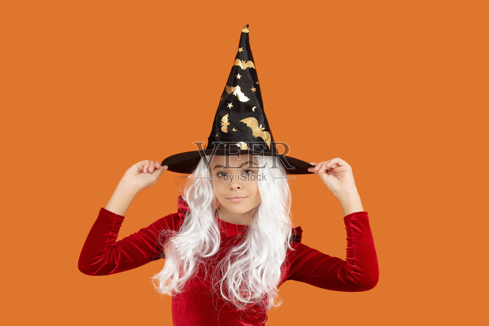 穿着万圣节女巫服装的女孩照片摄影图片