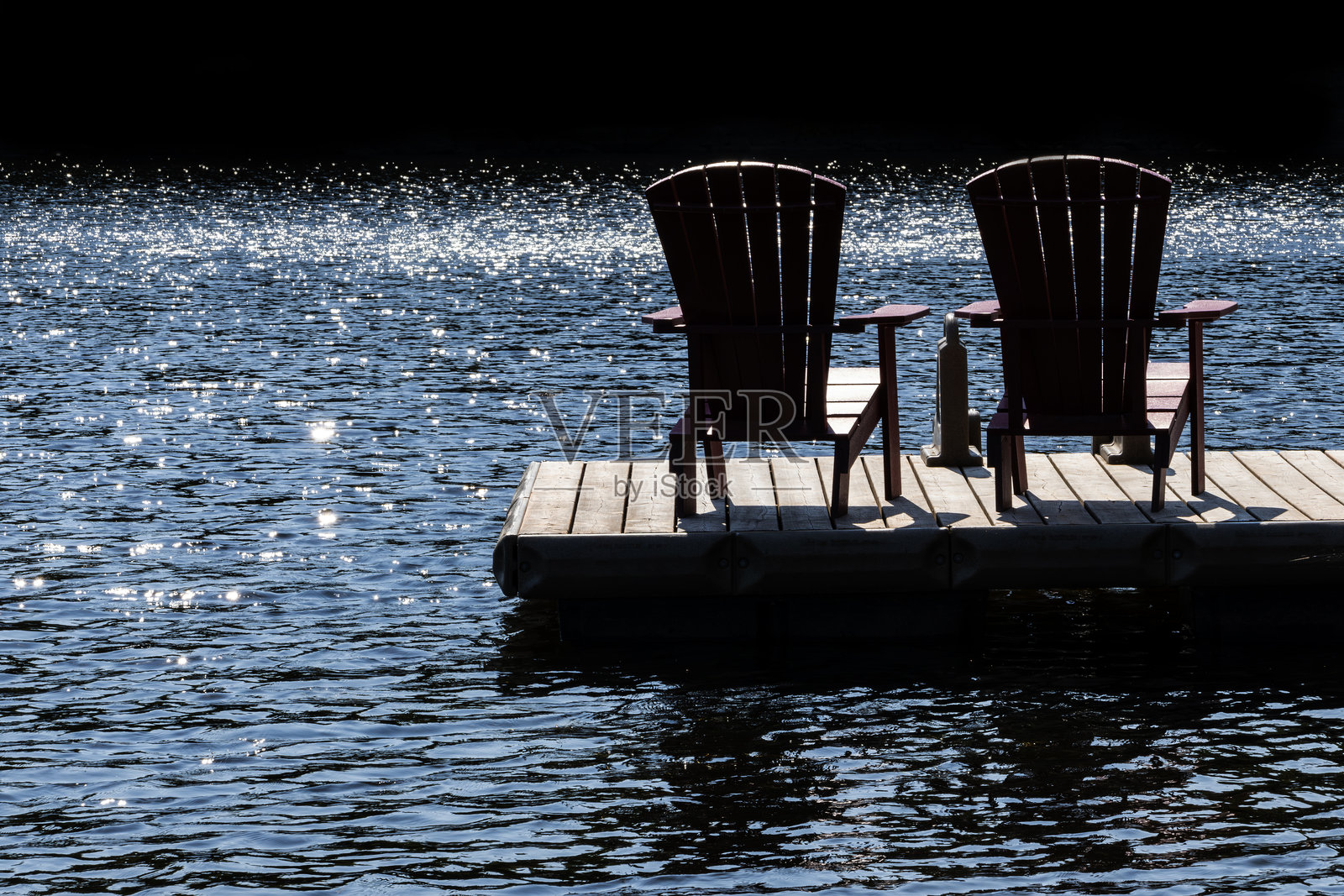 码头上两把阿迪朗达克椅子的剪影照片摄影图片