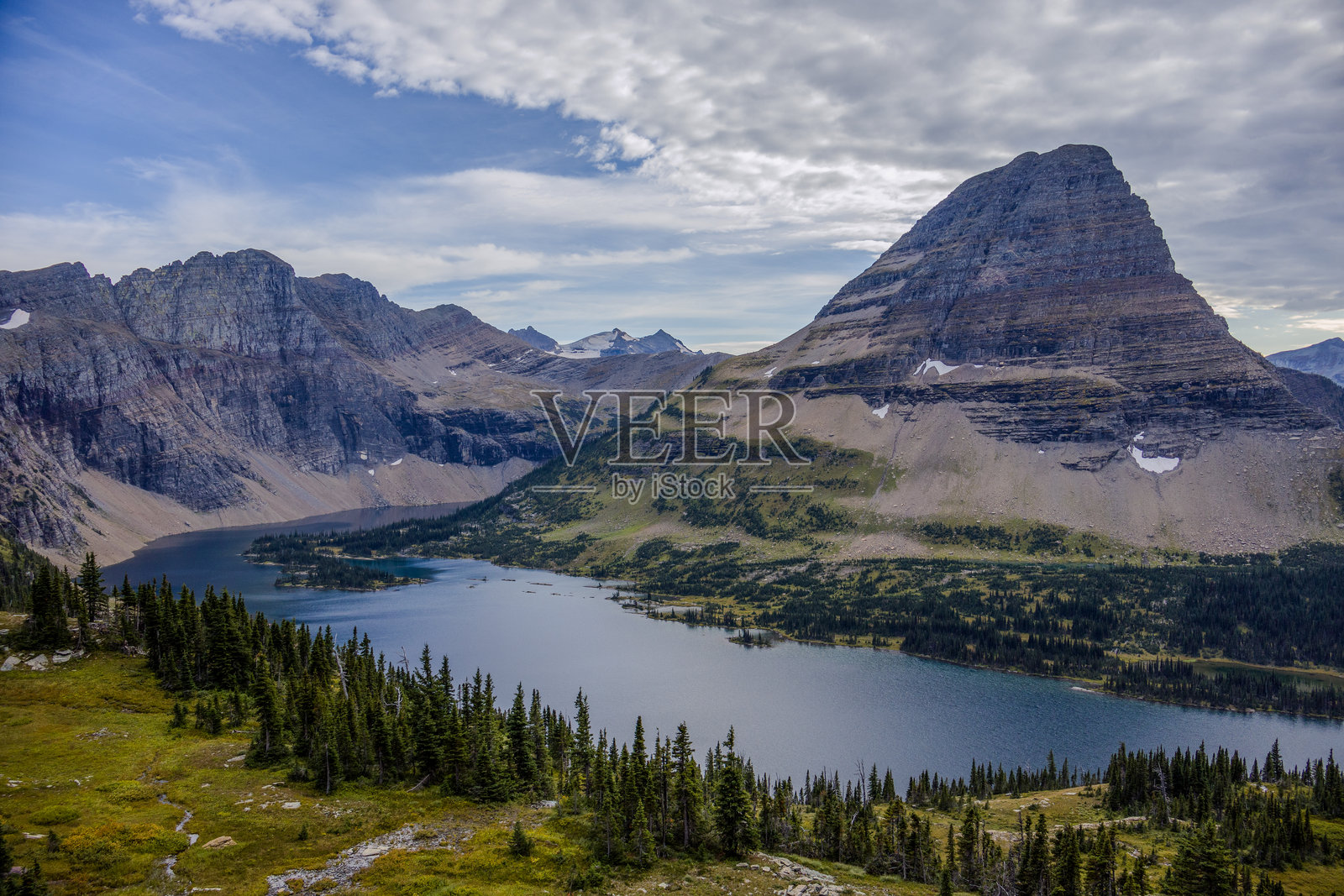 冰川国家公园的隐秘湖泊照片摄影图片
