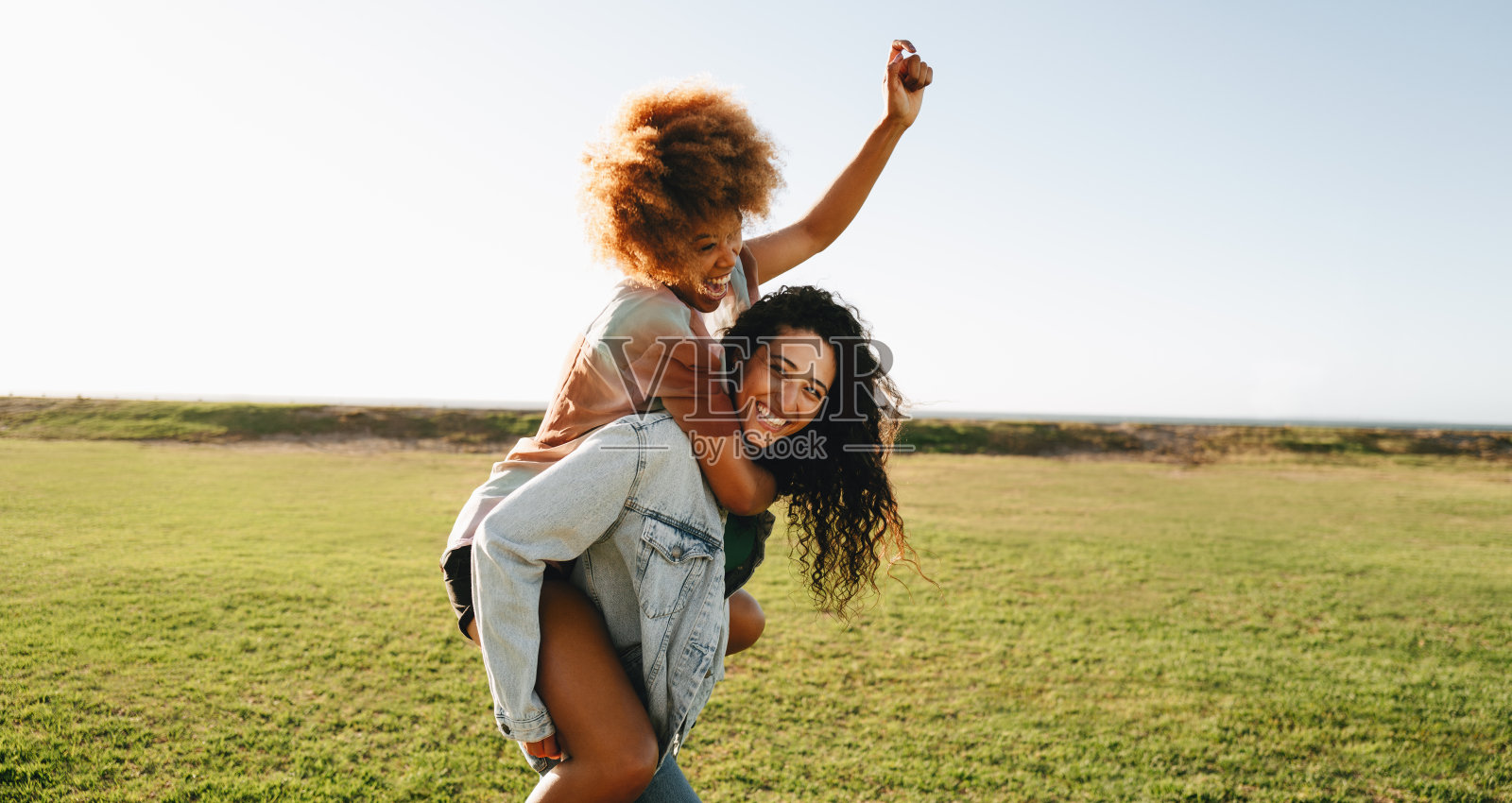 阳光明媚的公园里,朋友们享受着户外乐趣照片摄影图片