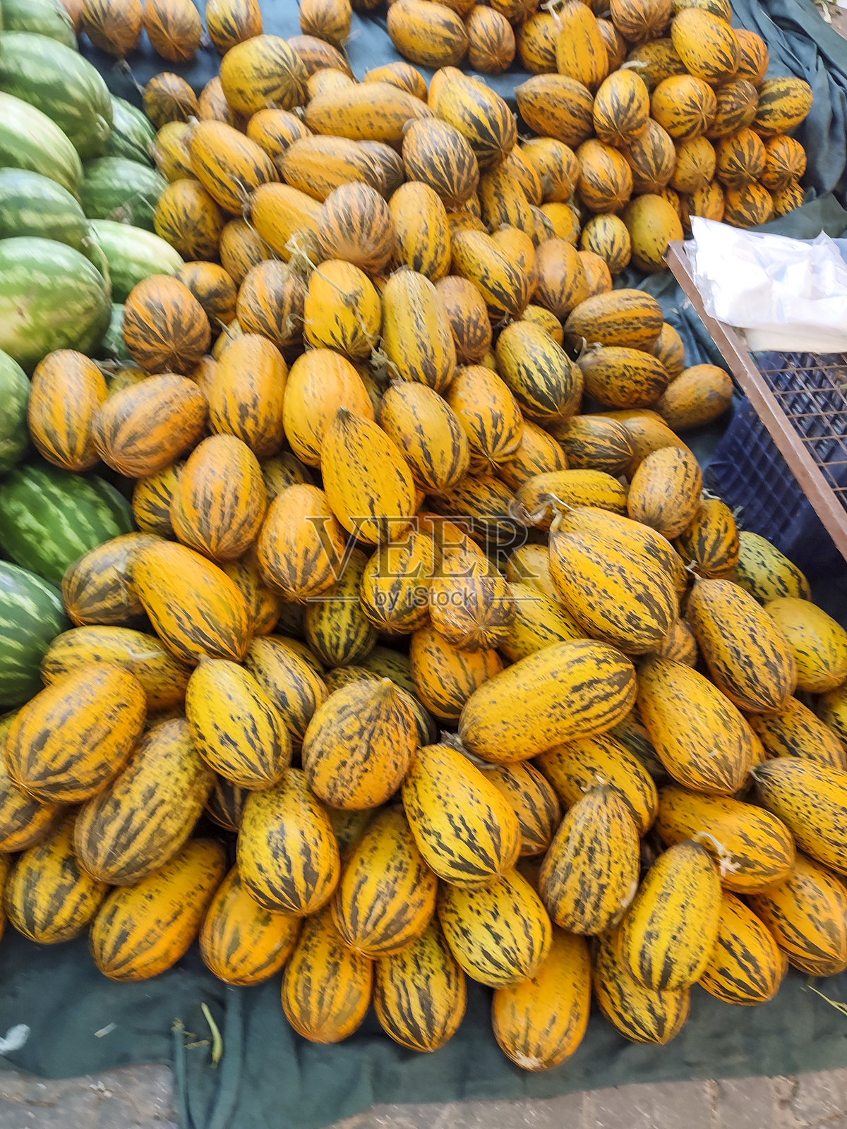 在土耳其穆拉省博德鲁姆的古鲁克露天集市上出售水果和蔬菜食品照片摄影图片