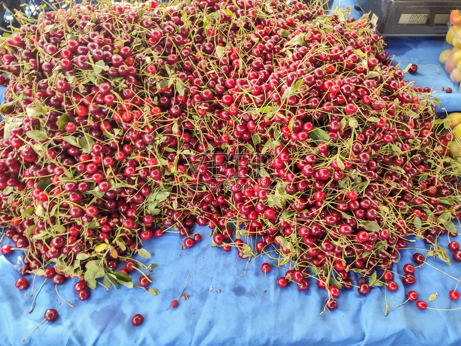 在土耳其穆拉省博德鲁姆的古鲁克露天集市上出售水果和蔬菜食品照片摄影图片