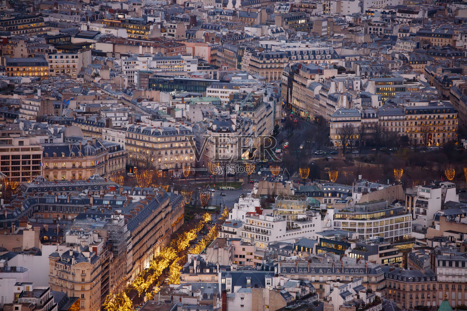 灯火辉煌的城市中心街道航拍照片摄影图片
