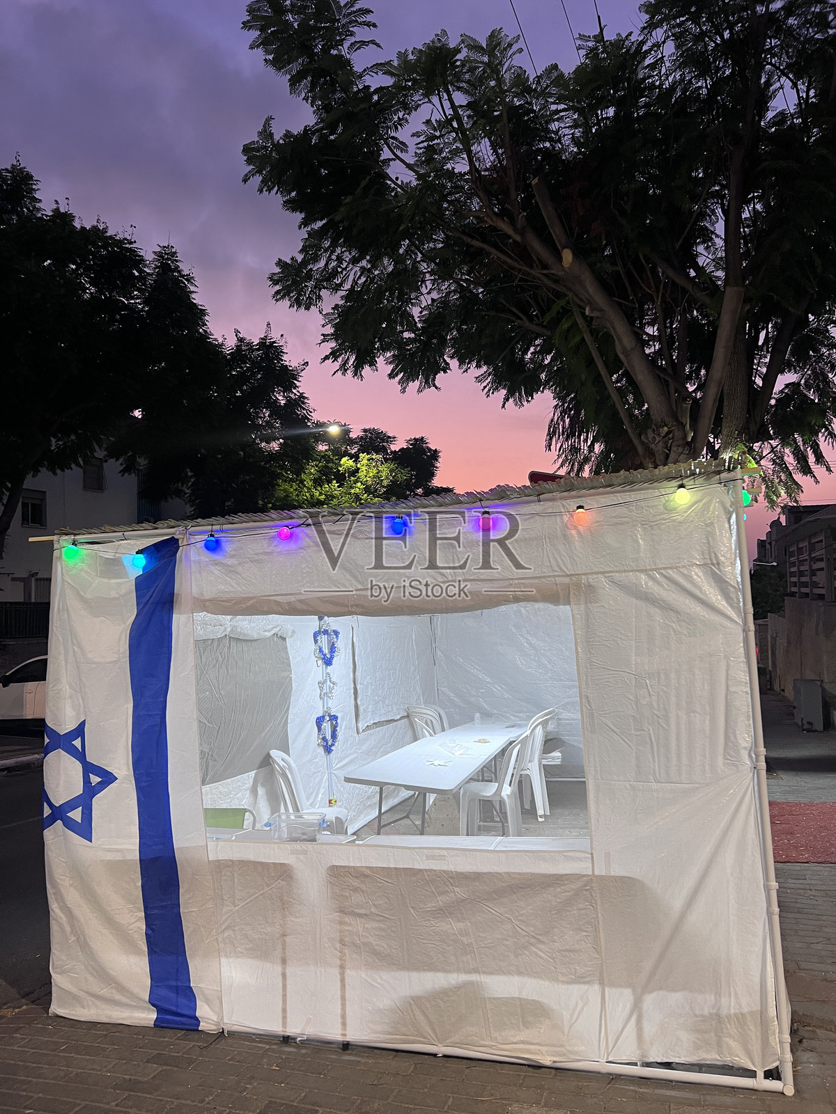 住棚节庆祝活动期间,街上装饰喜庆的棚屋照片摄影图片