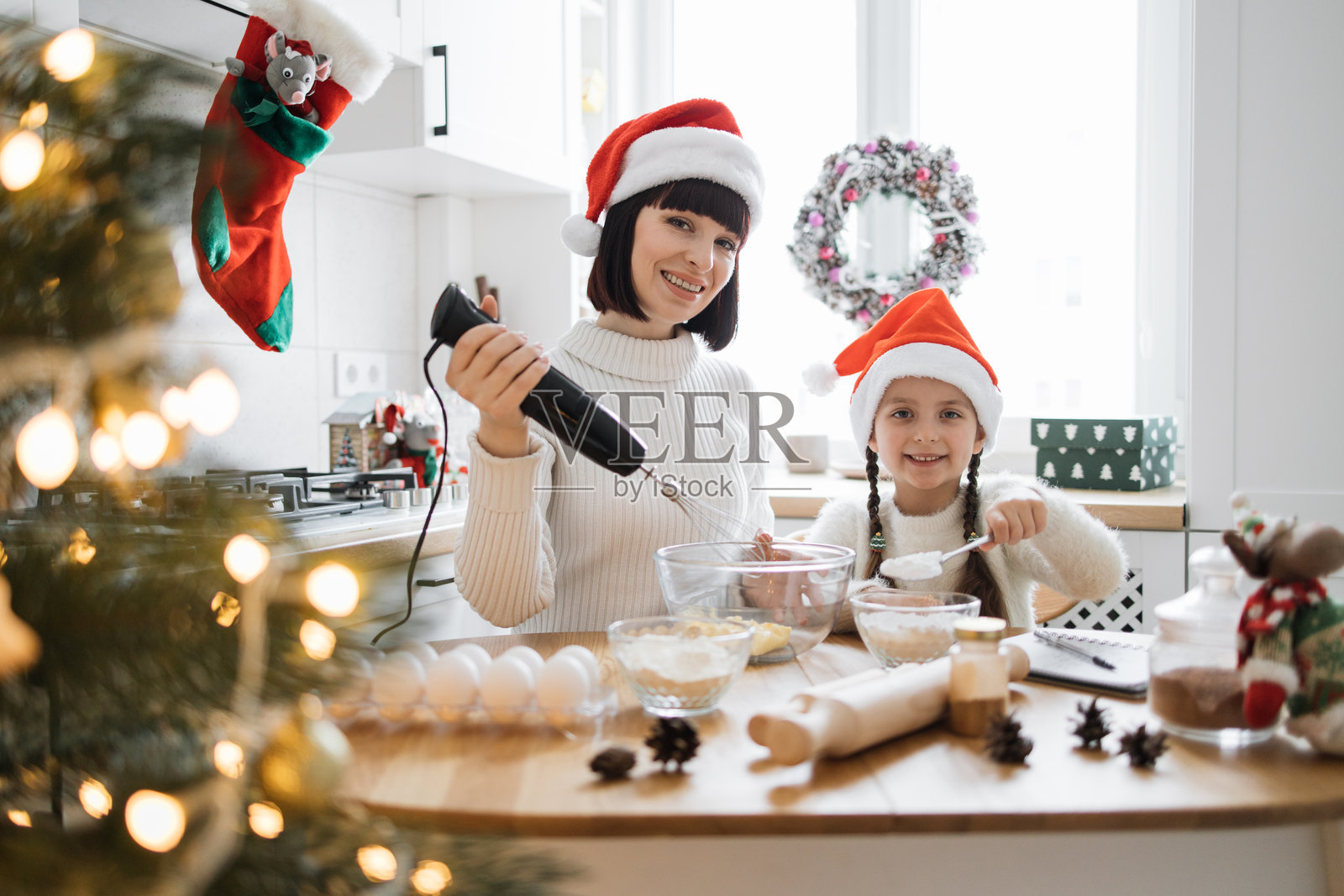 母亲和女儿一起为圣诞节烘焙饼干照片摄影图片