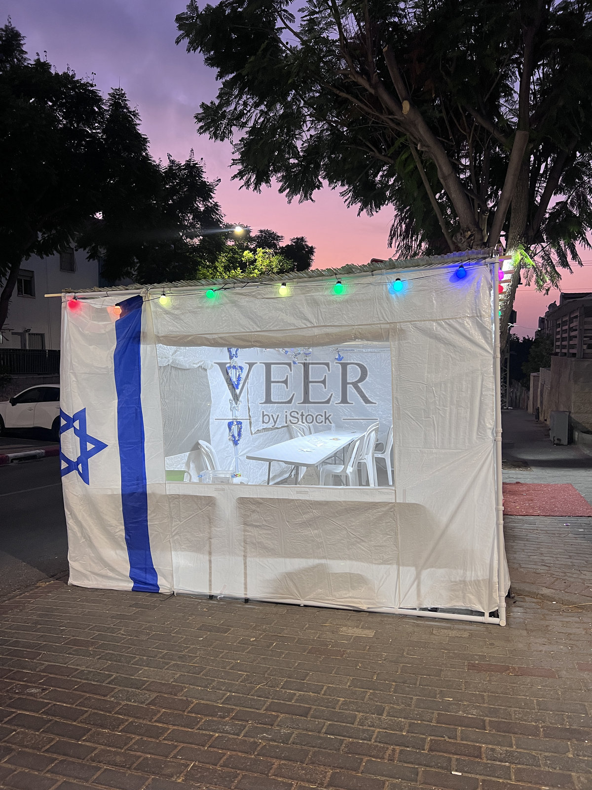 住棚节期间街上装饰一新的棚屋照片摄影图片