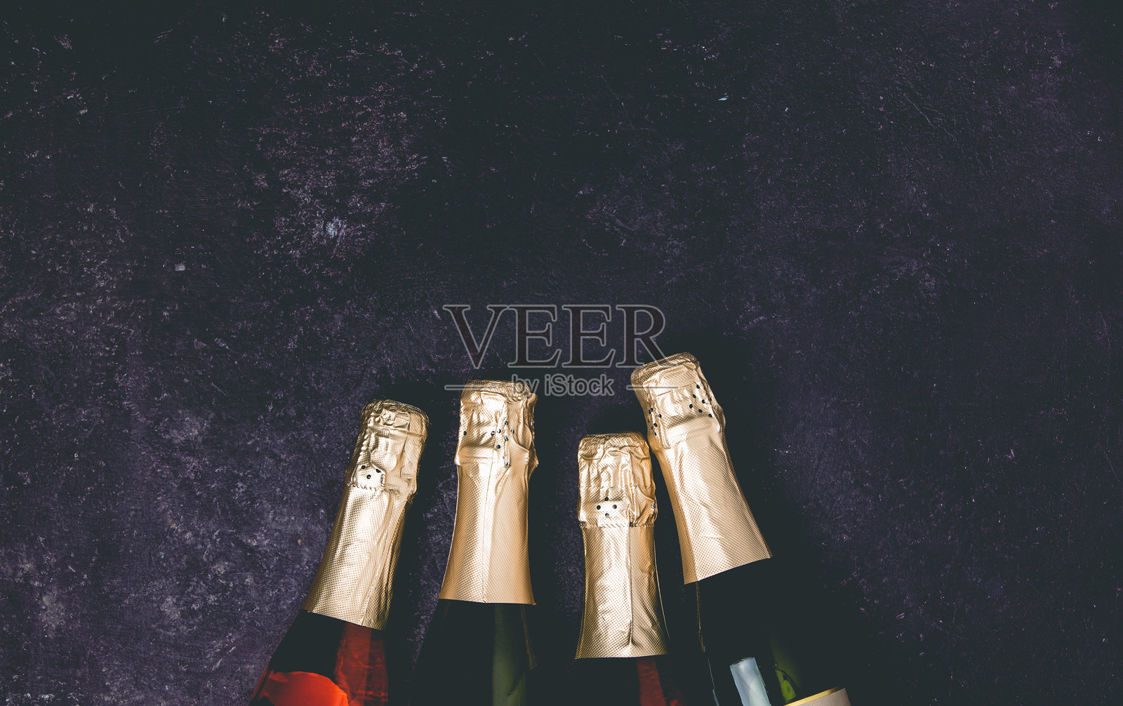 从上方直接拍摄的桌子上的酒瓶照片摄影图片