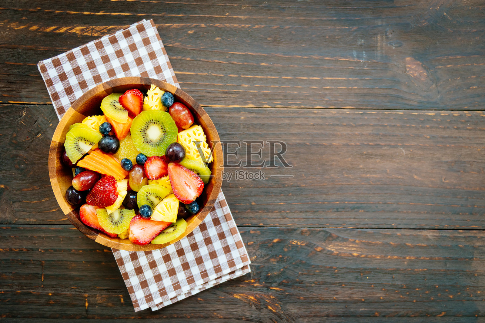 从上方直接拍摄的水果沙拉碗放在桌子上照片摄影图片