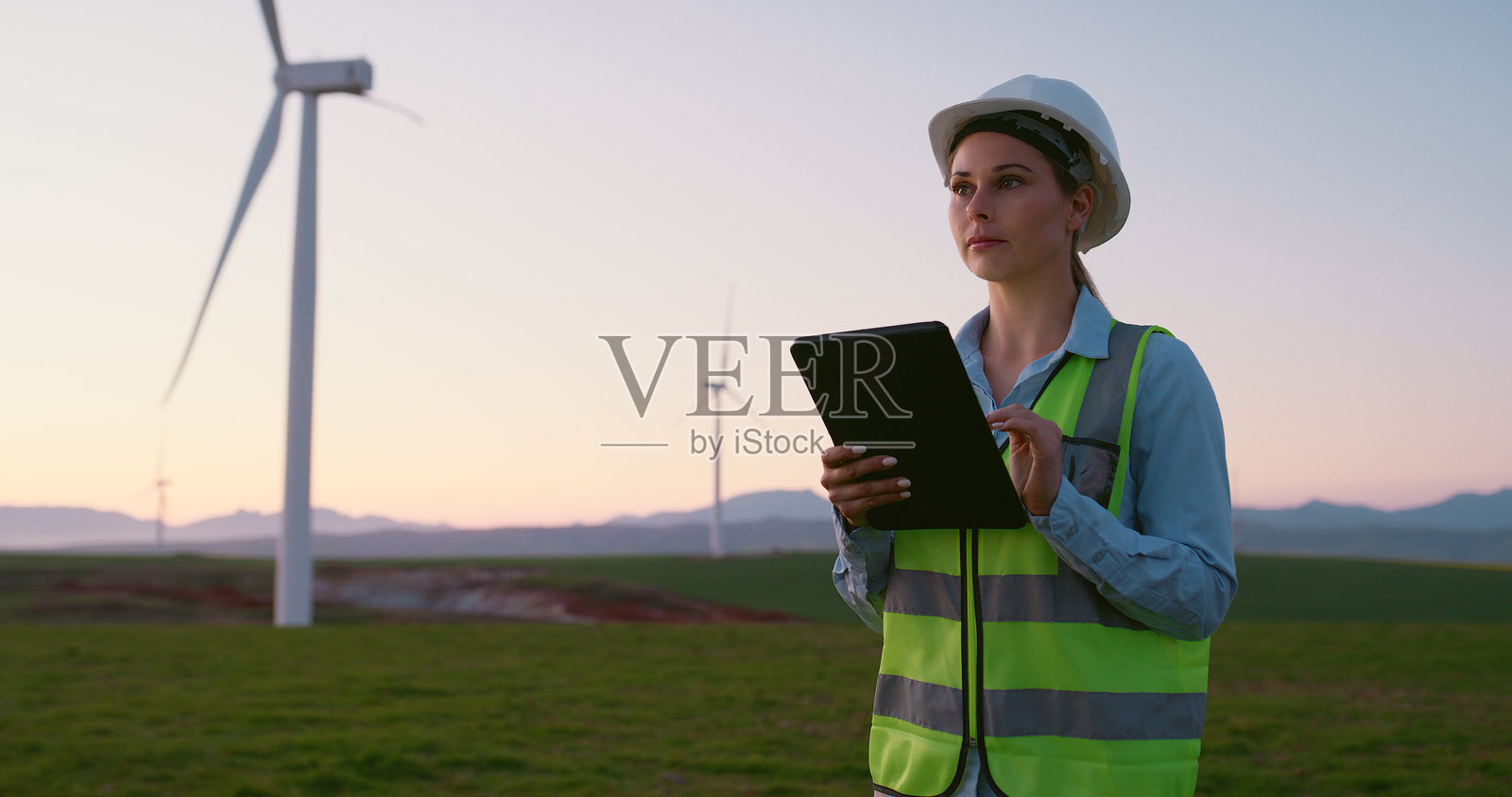 工程师、女孩和带风车的平板电脑在户外进行回收维护、检查和安全技术工作。女性,数字化或可再生能源的研究,电力解决方案和发电机。照片摄影图片