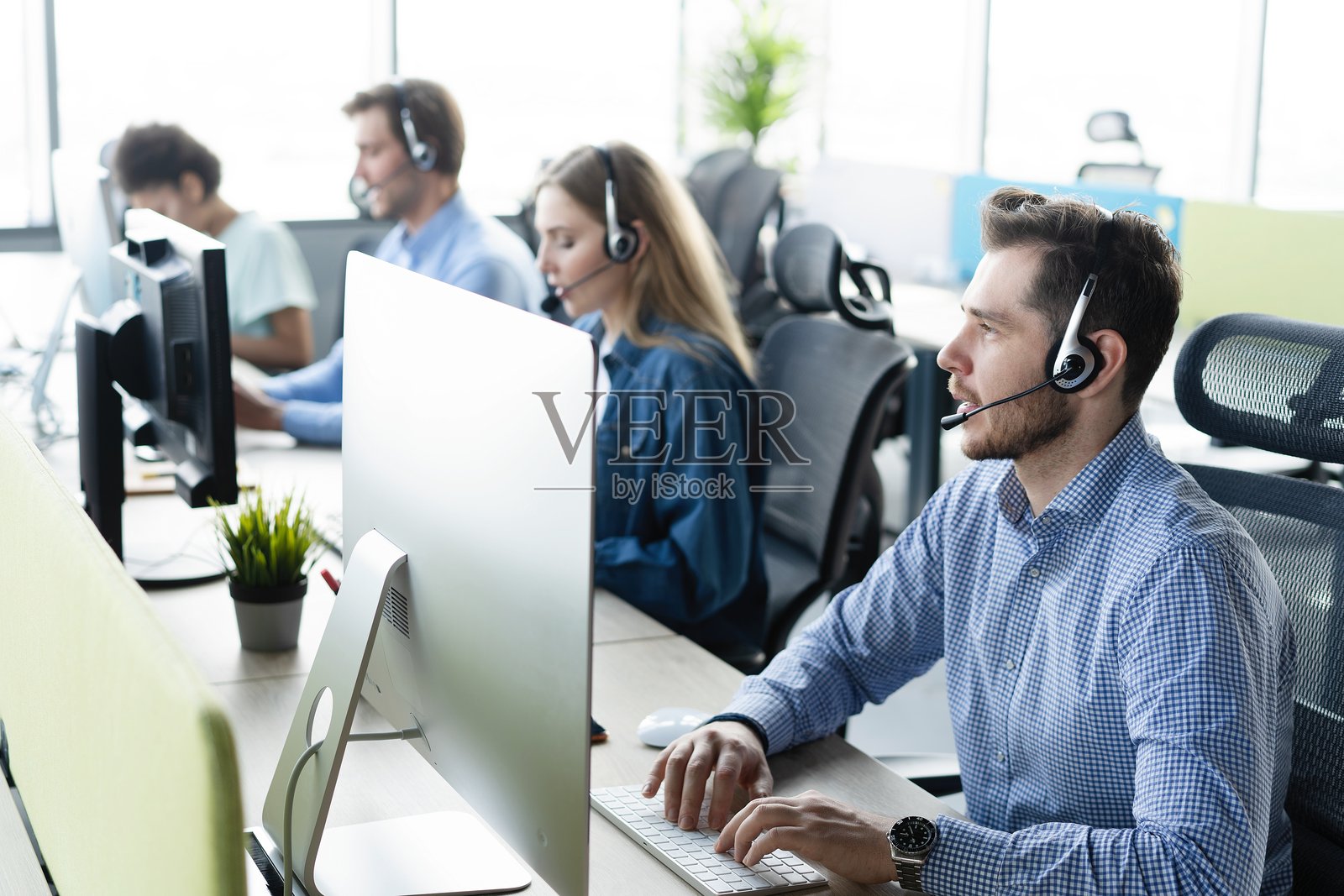 同事们在呼叫中心工作。照片摄影图片