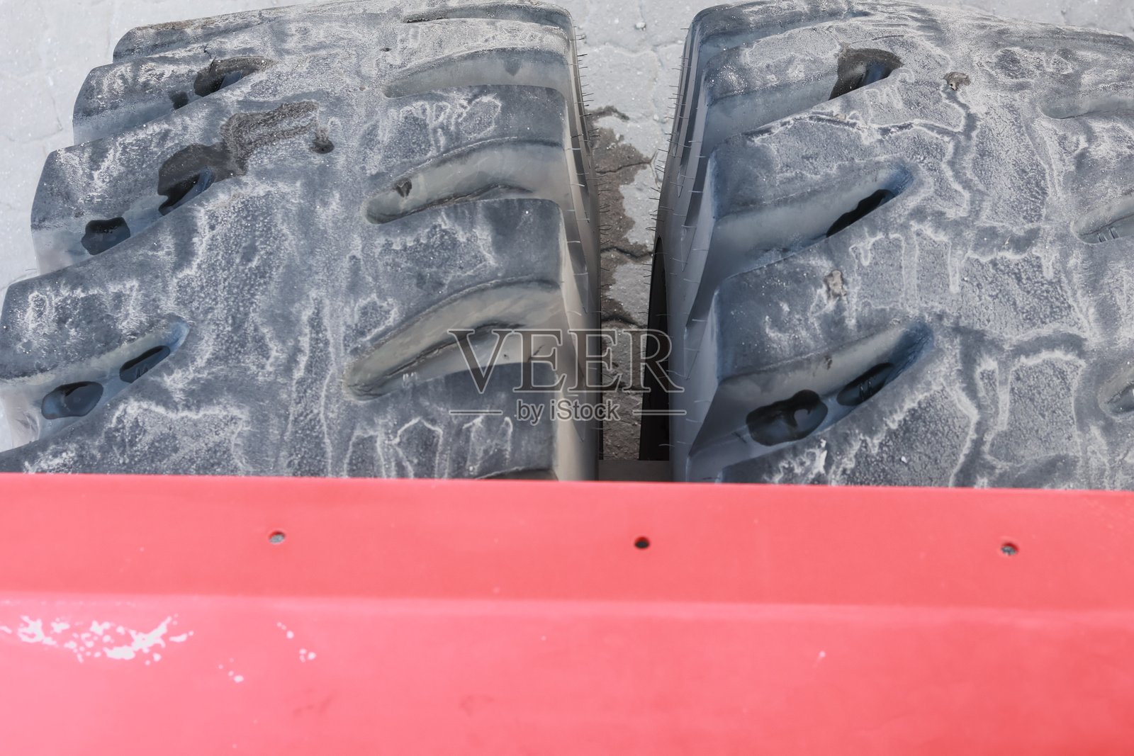 工业重型叉车轮胎特写。照片摄影图片