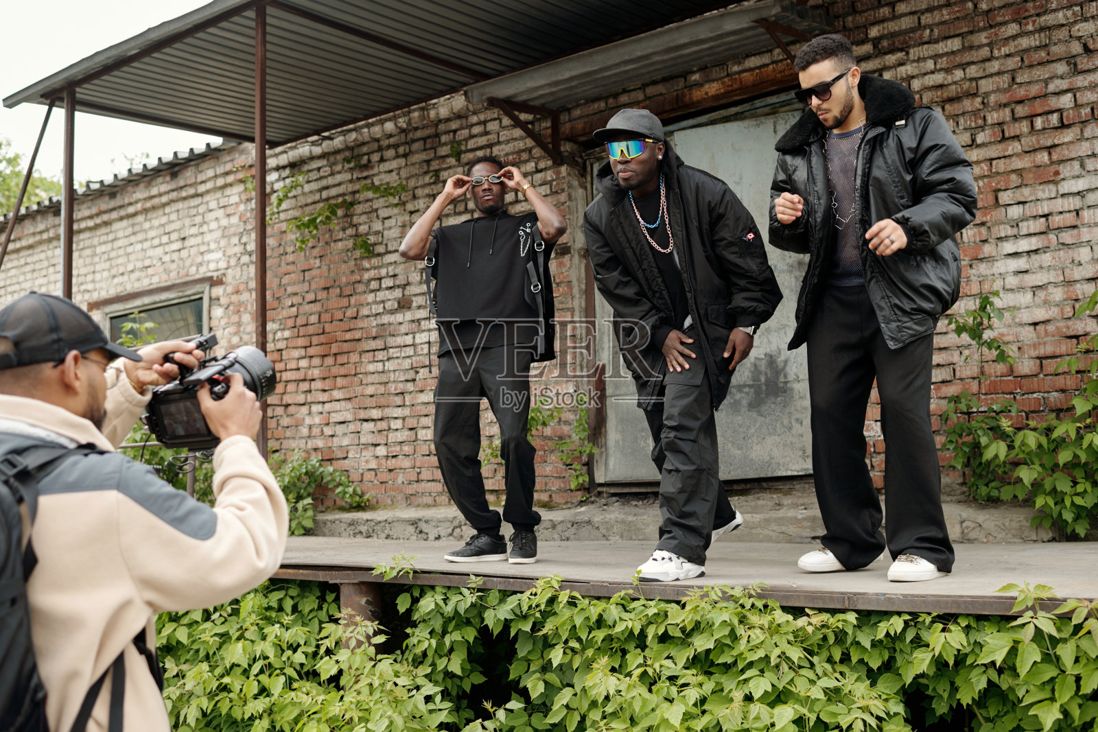 在旧砖门廊上摆姿势的朋友合影照片摄影图片