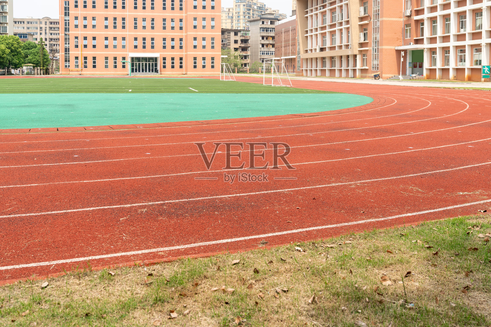 体育场内的红色跑道照片摄影图片