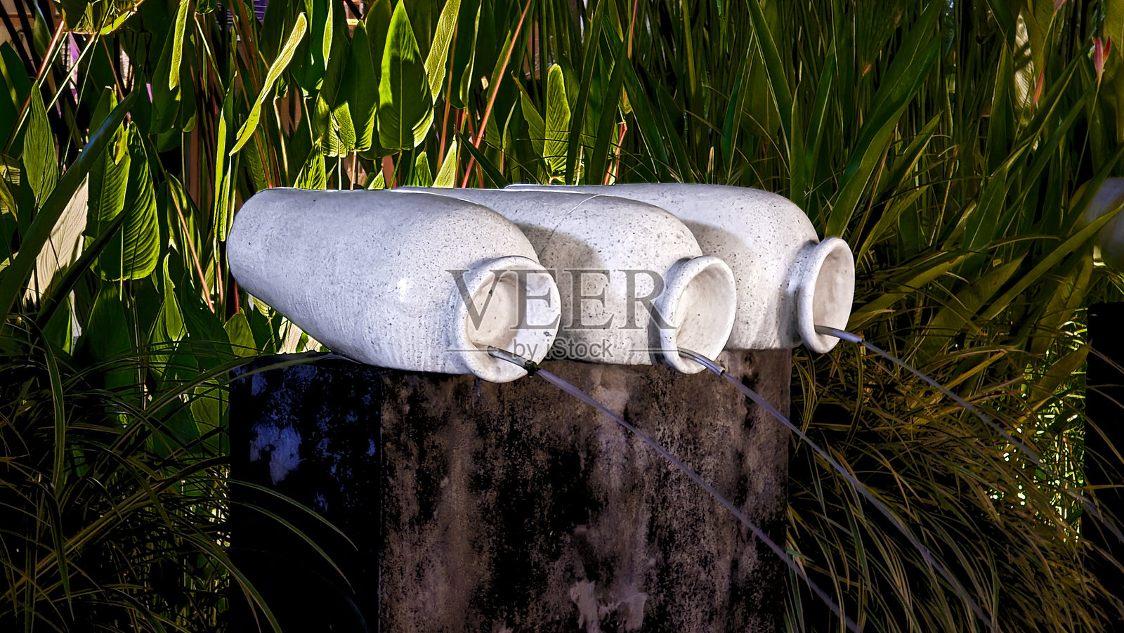 花园环境中的陶瓷水喷泉照片摄影图片