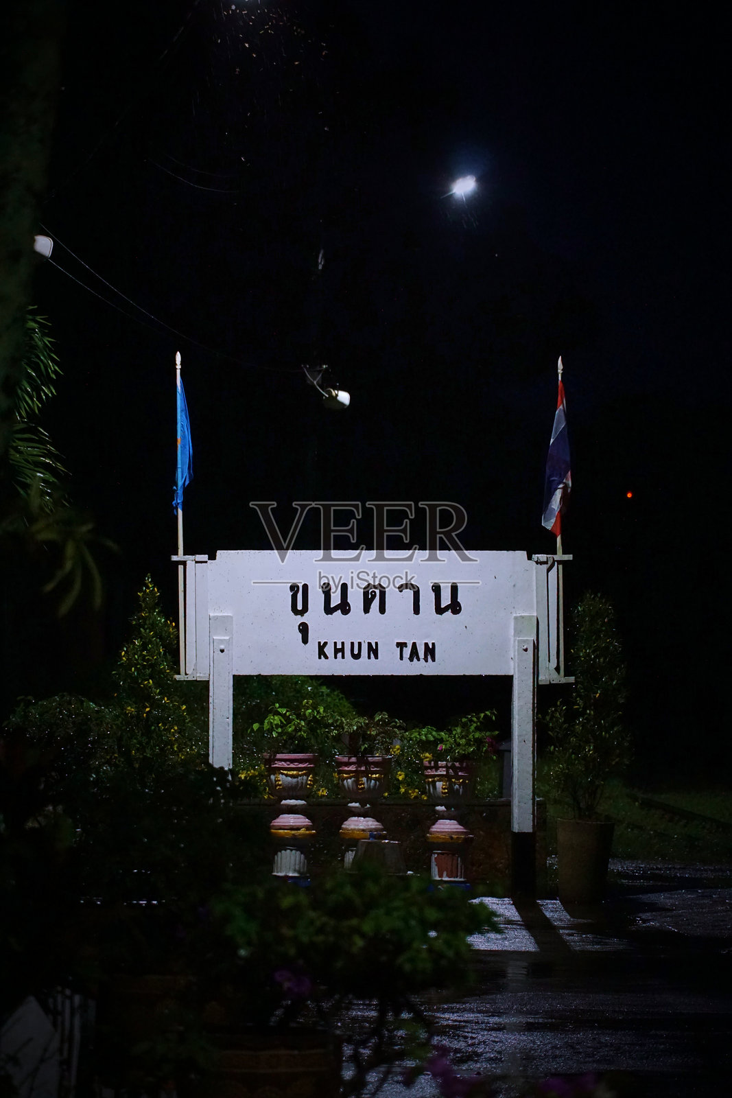 夜间亮起的标志,上面写着“khun tan”照片摄影图片