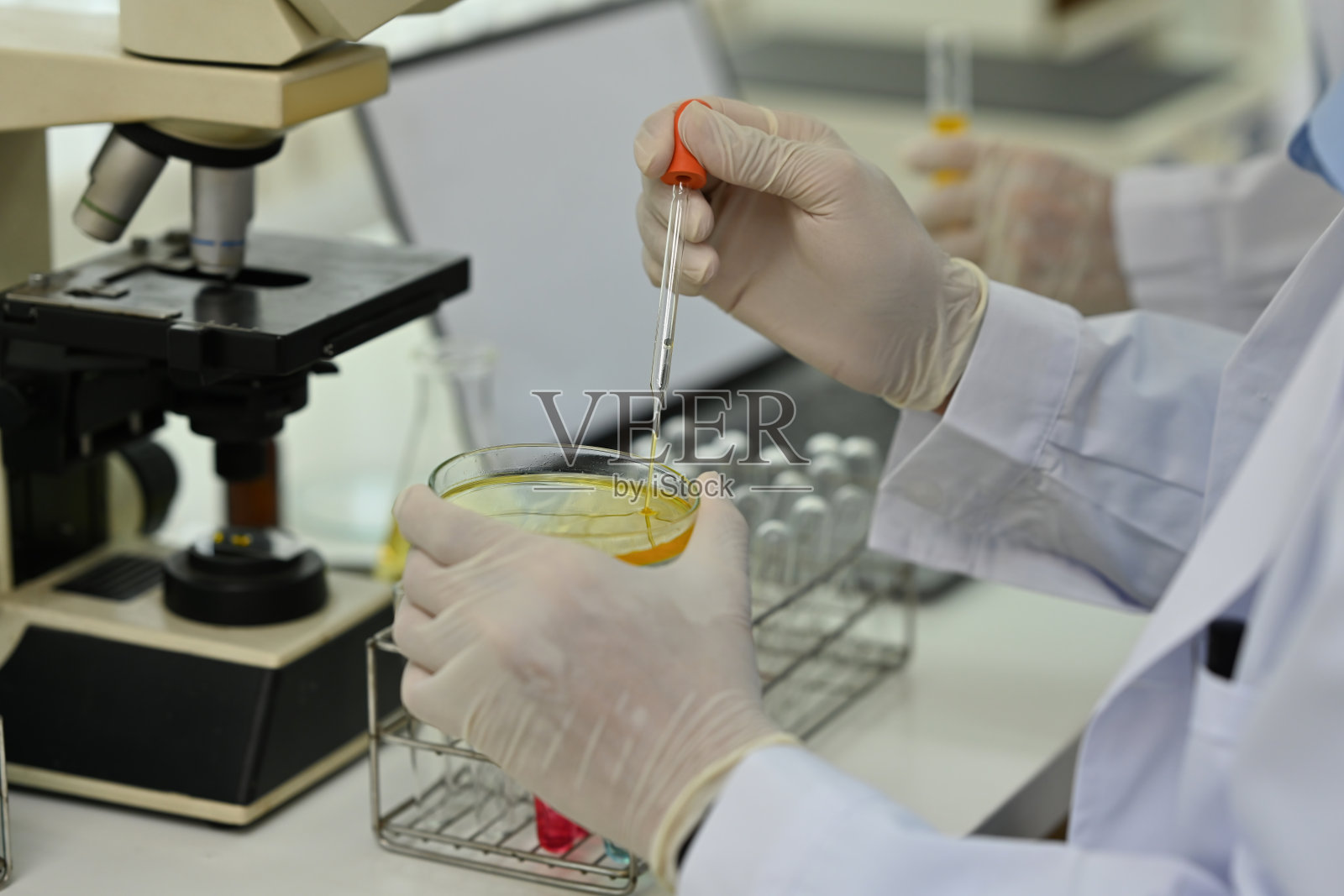 科研人员将物质滴入测试盘的特写图像照片摄影图片