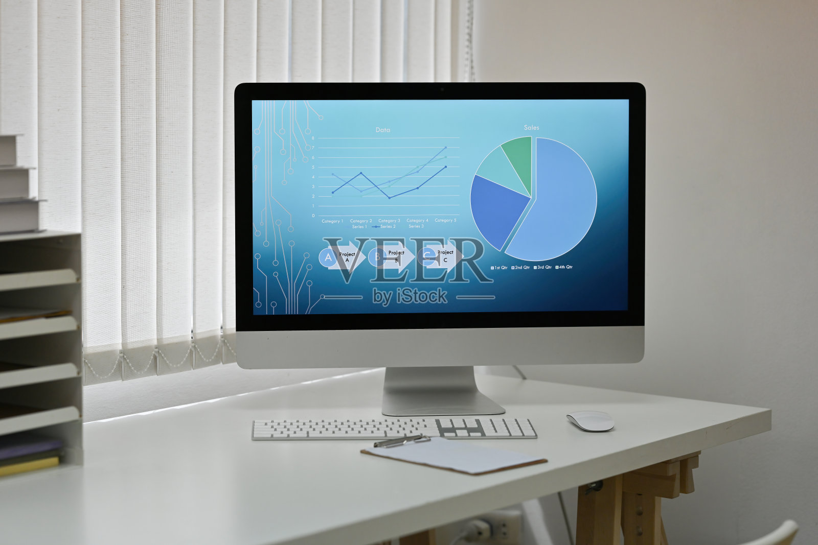 实验室中计算机显示器上分析数据的空白空间照片摄影图片