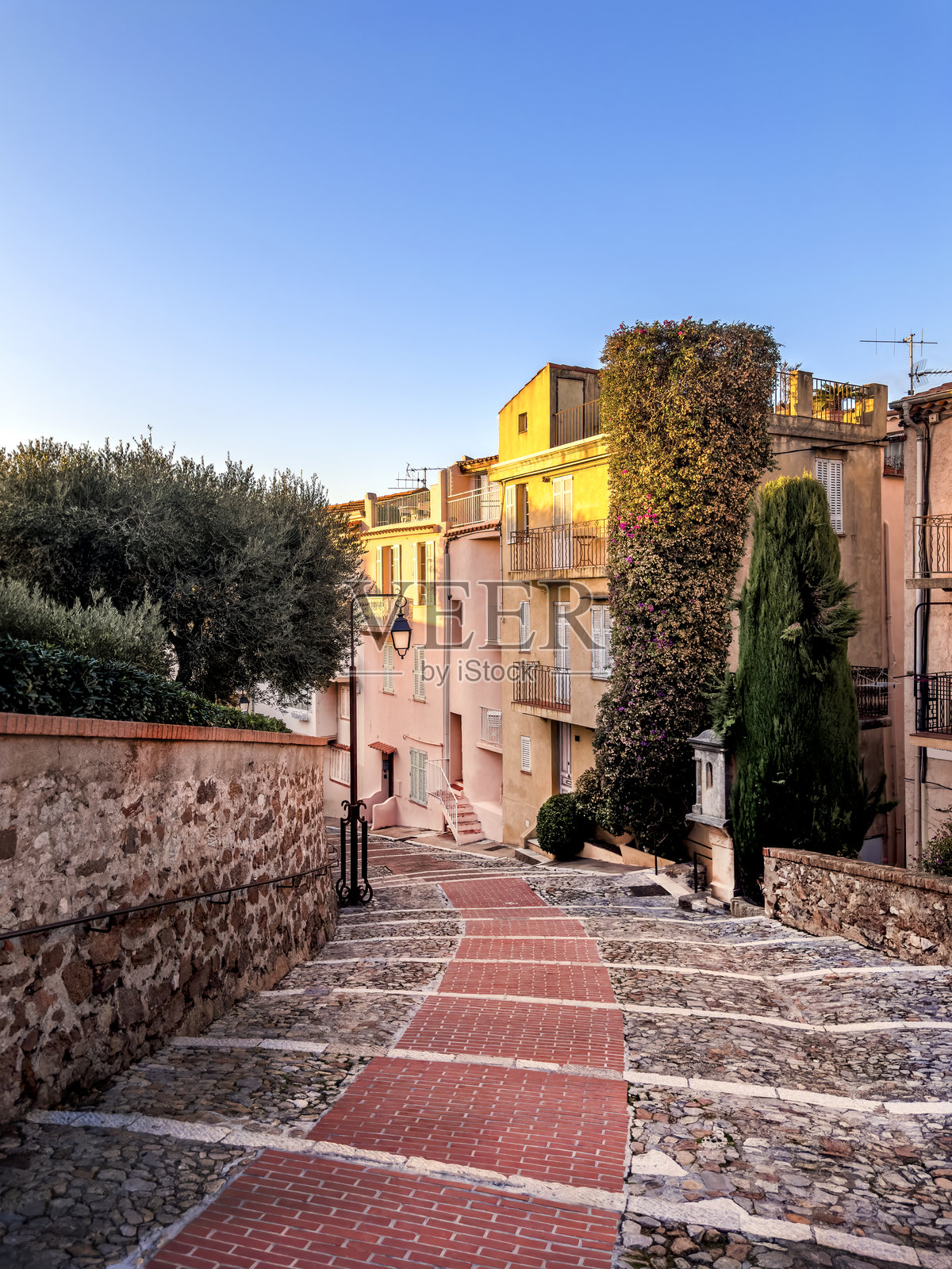 老城戛纳狭窄住宅街道的景观照片摄影图片