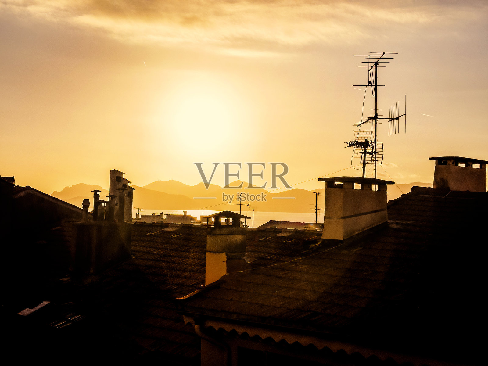 日落时分的戛纳城市高角度景观照片摄影图片