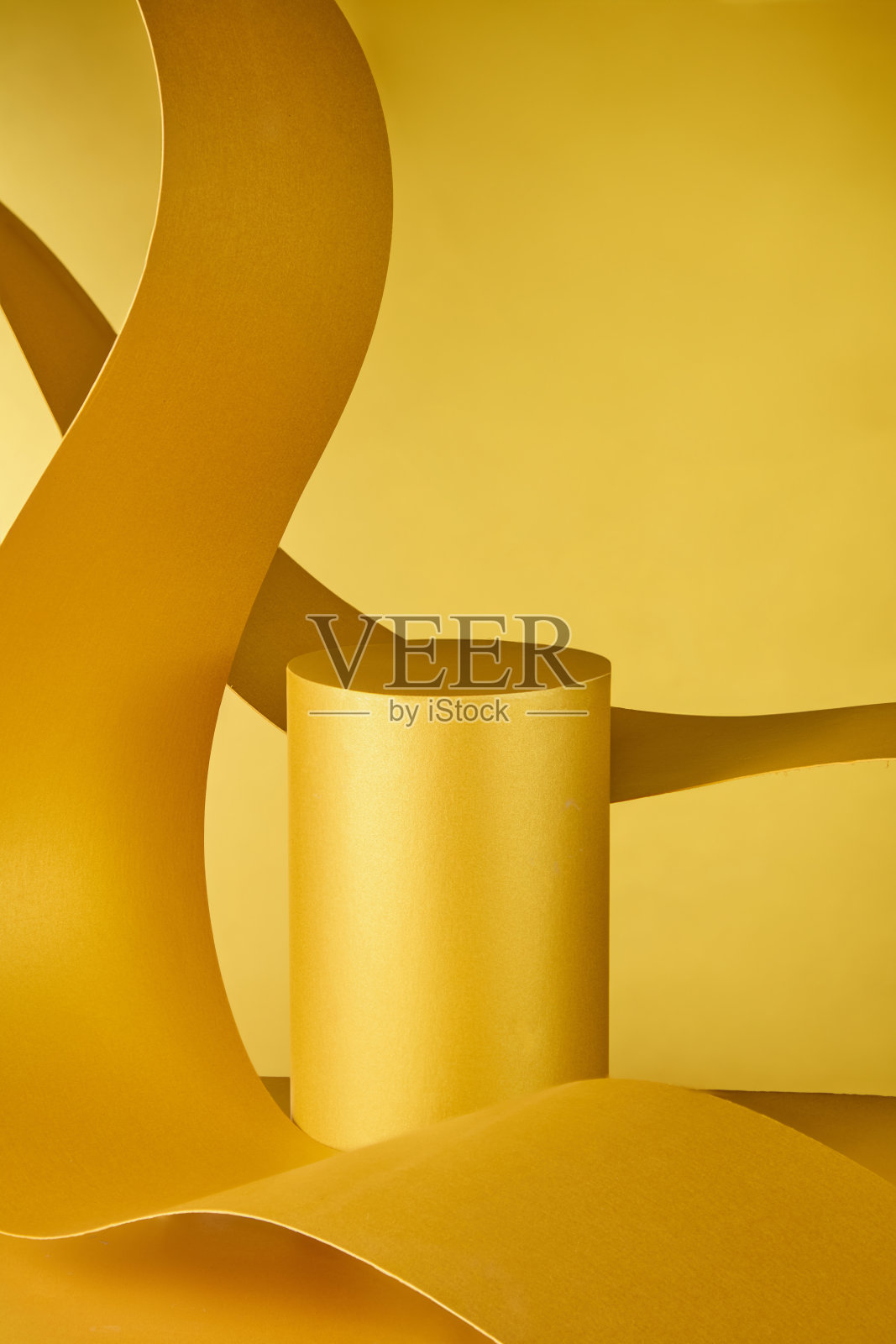 这种引人注目的布置结合了黄色纸质平台和优雅的丝带纸,可以实现一个外观精致的产品展示。照片摄影图片