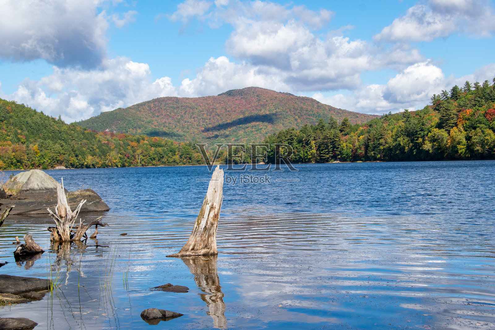 银湖在部分多云的秋日照片摄影图片