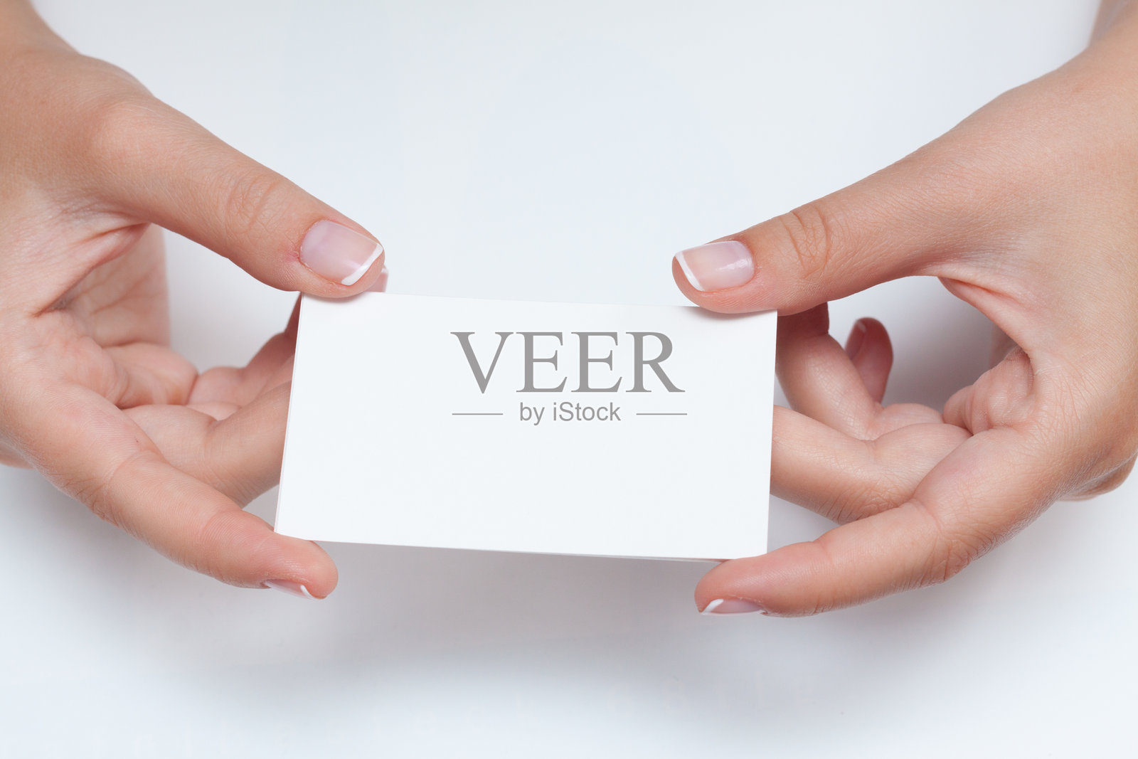 女人手持空白名片照片摄影图片