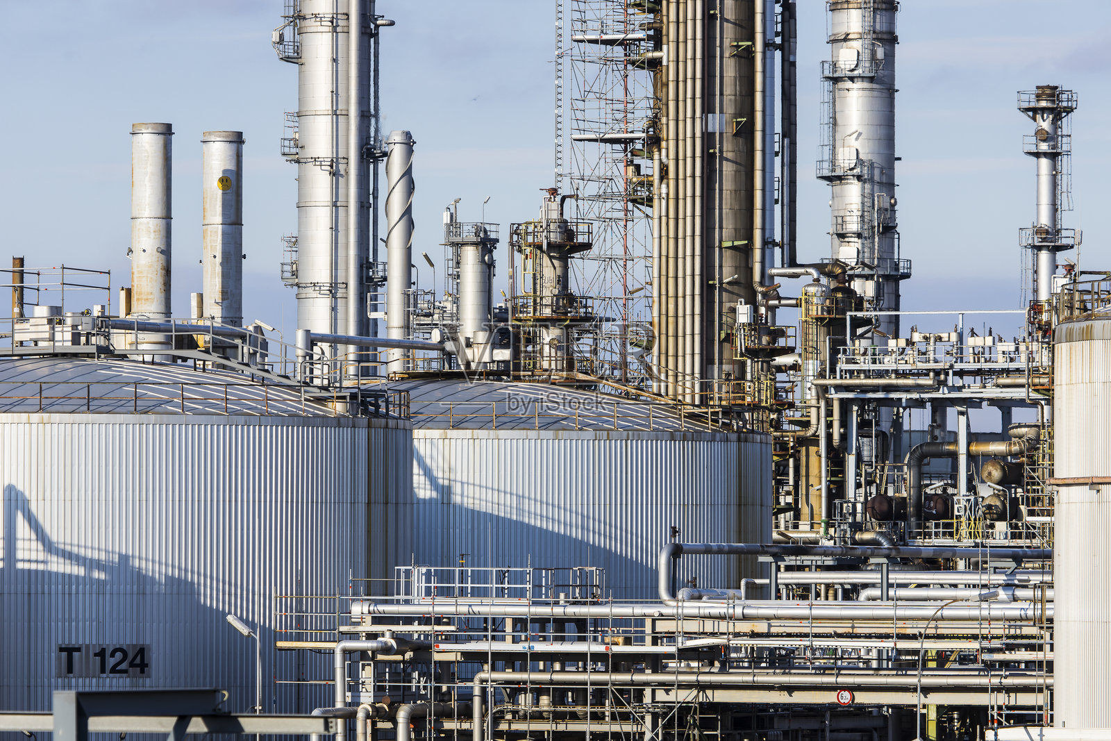 带有燃料罐和燃料生产设施的炼油工业厂房照片摄影图片